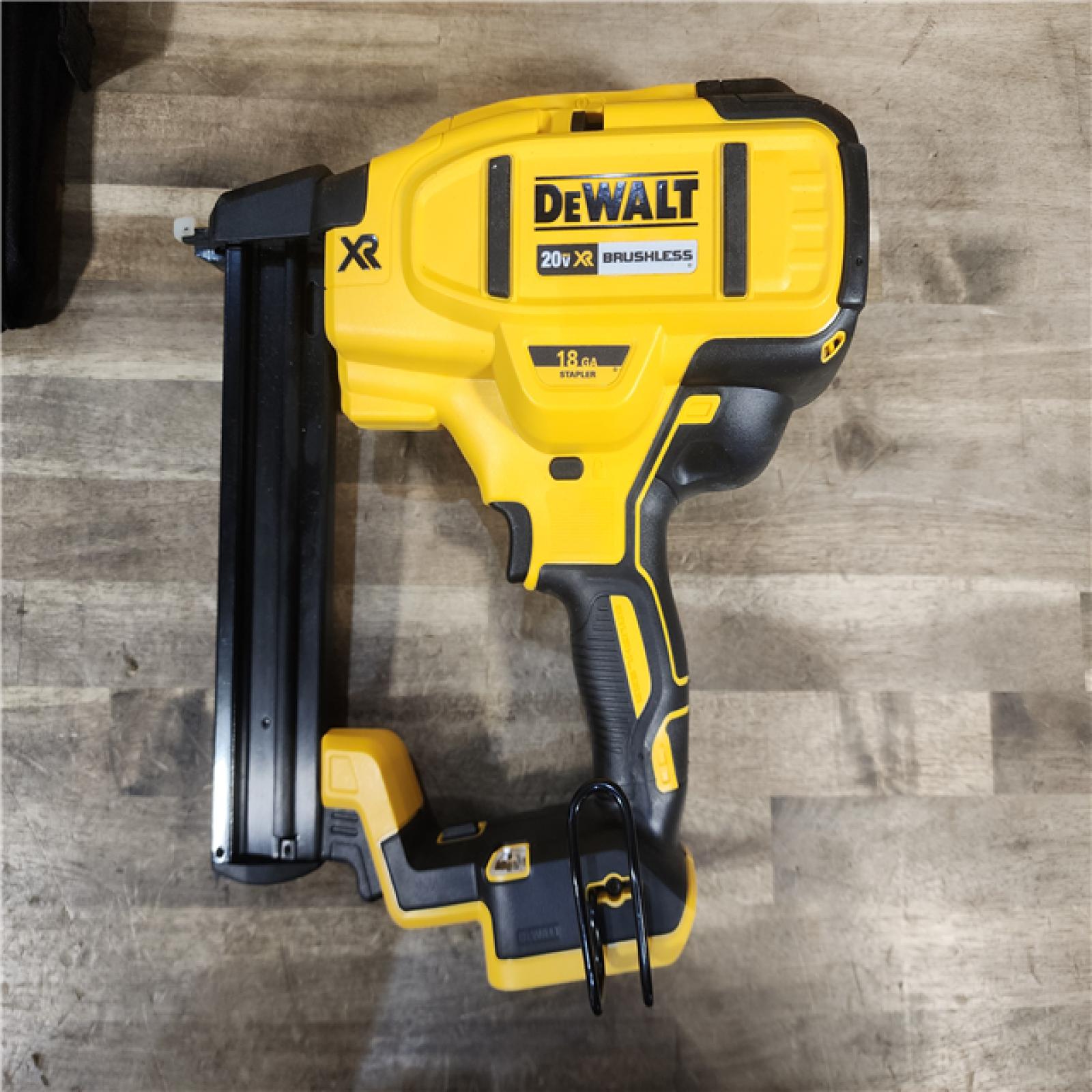 HOUSTON LOCATION - AS-IS DEWALT XR 18 GA NARROW CROWN STAPLER KIT(DCN681D1)