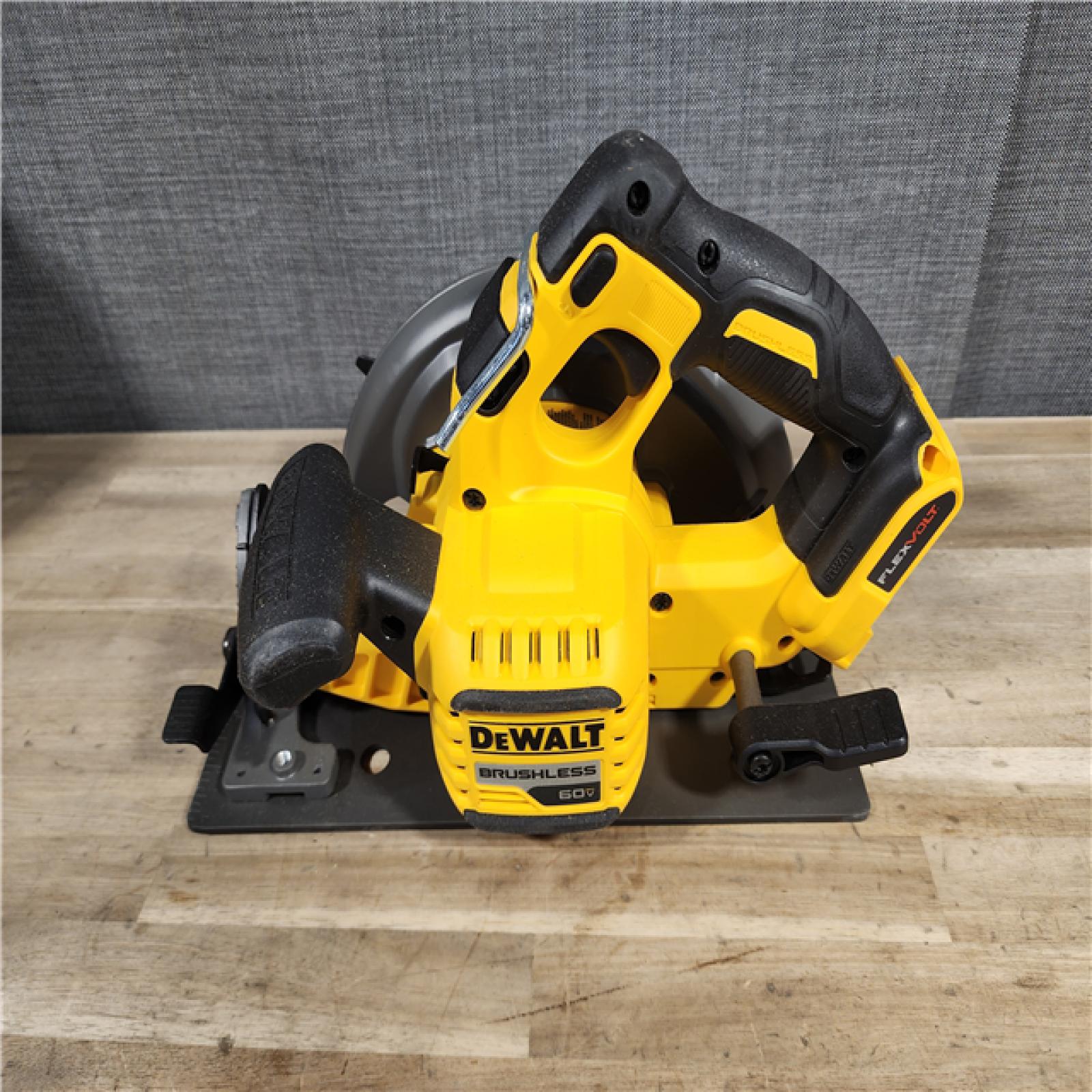 HOUSTON LOCATION - AS-IS (APPEARS LIKE NEW) DeWALT Flexvolt Max 7-1/4 60V Brushless Circular Saw (Tool Only)