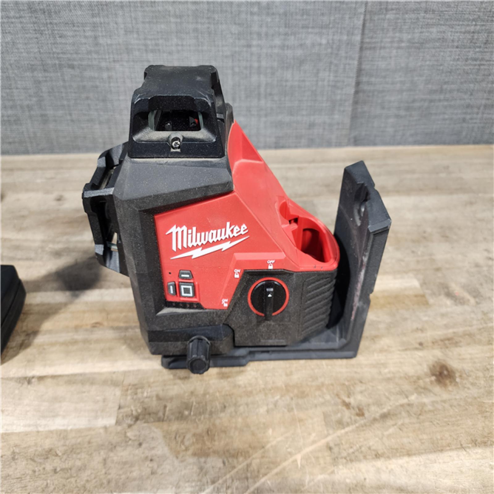 HOUSTON LOCATION - AS-IS Milwaukee-3632-21 M12 Green Beam Laser 360° 3-Plane Kit