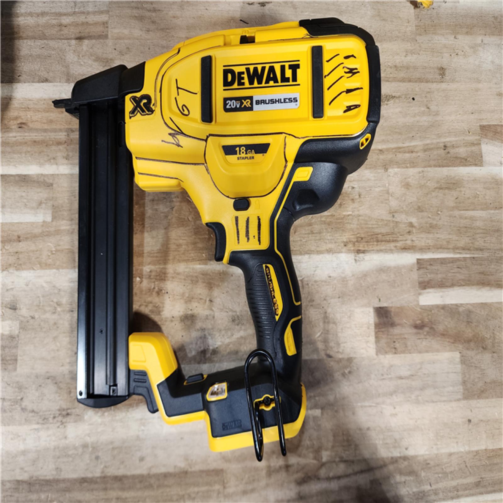 HOUSTON LOCATION - AS-IS DEWALT 20V MAX XR Lithium-Ion Cordless 18-Gauge Narrow Crown Stapler Kit