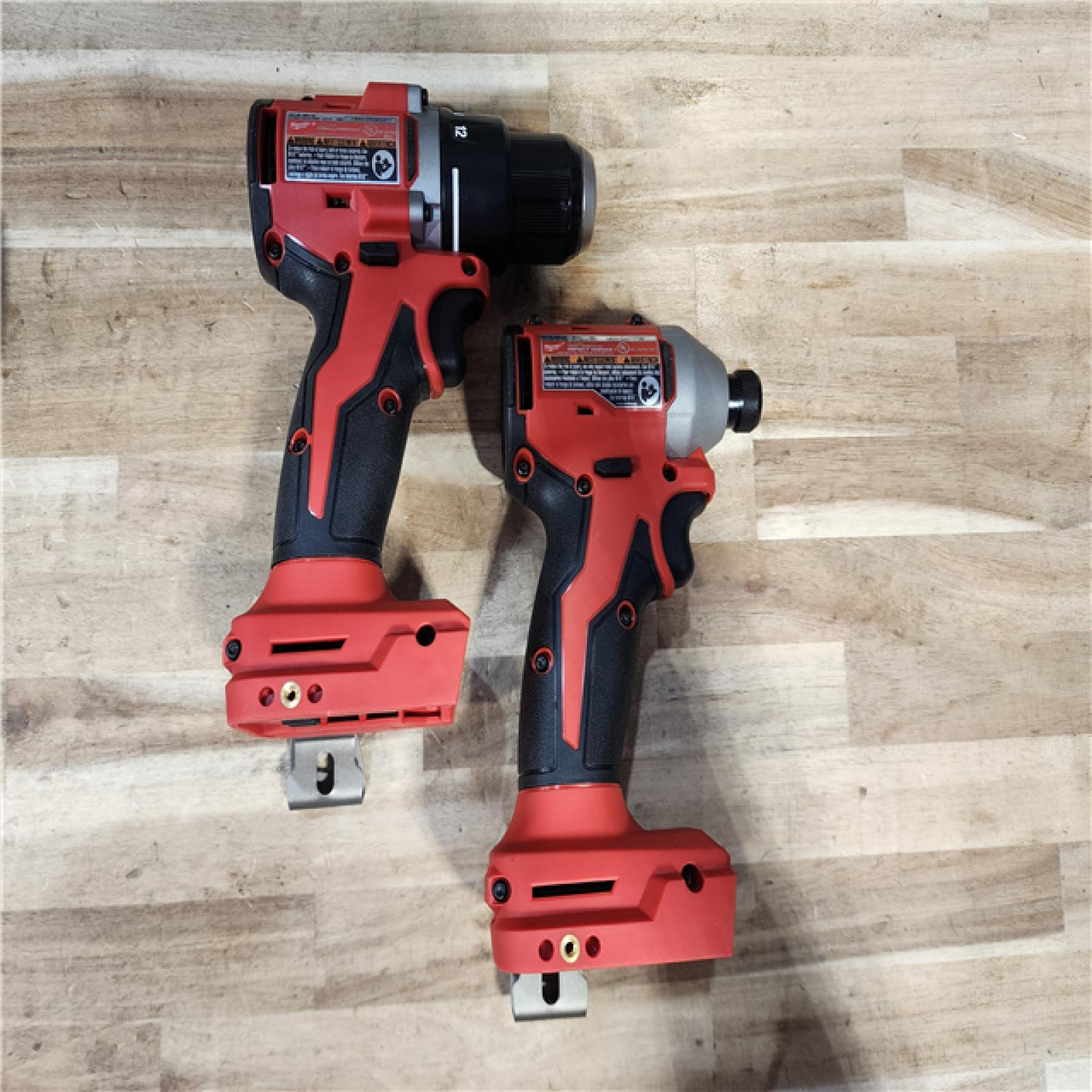 HOUSTON LOCATION - AS-IS MILWAUKEE 2 TOOL COMBO KIT W/ (2) BATTERY & CHARGER