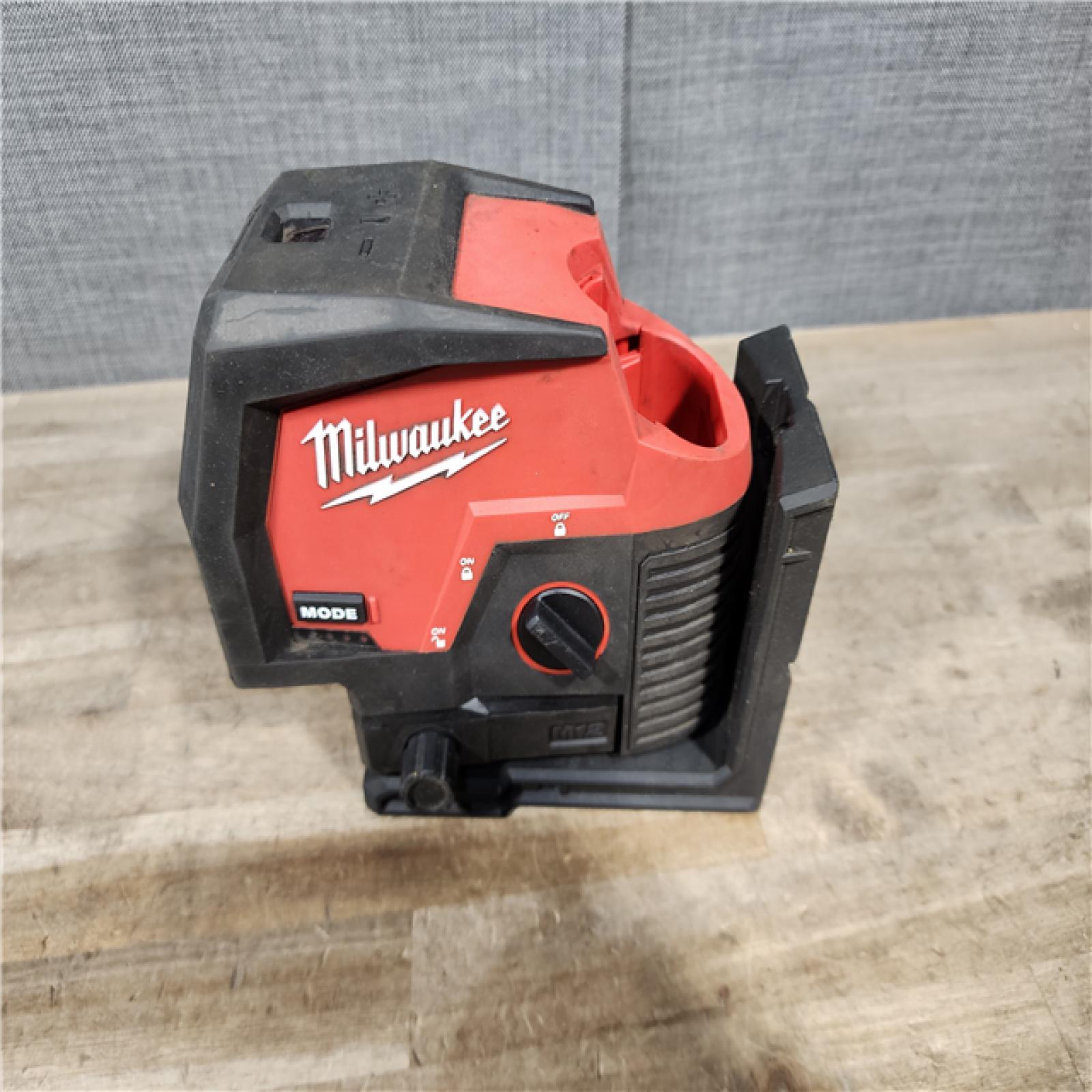 HOUSTON LOCATION - AS-IS Milwaukee Green 125 Ft. Cross Line and Plumb Points Laser Level Kit