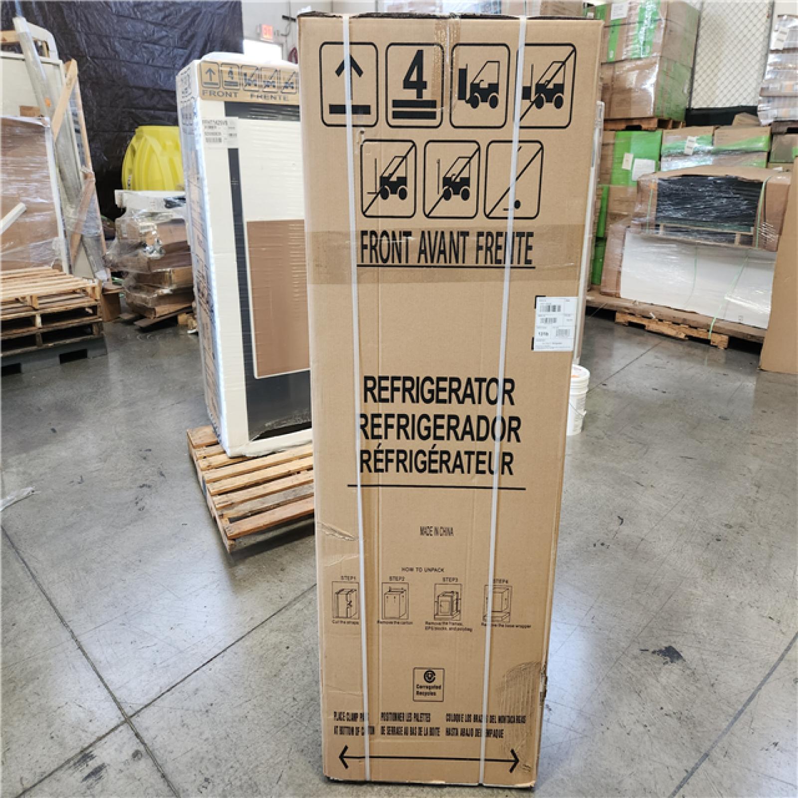 Phoenix Location NEW Frigidaire 27.6 in. 14 cu. ft. Top Freezer Refrigerator in Black, ENERGY STAR (Sealed)
