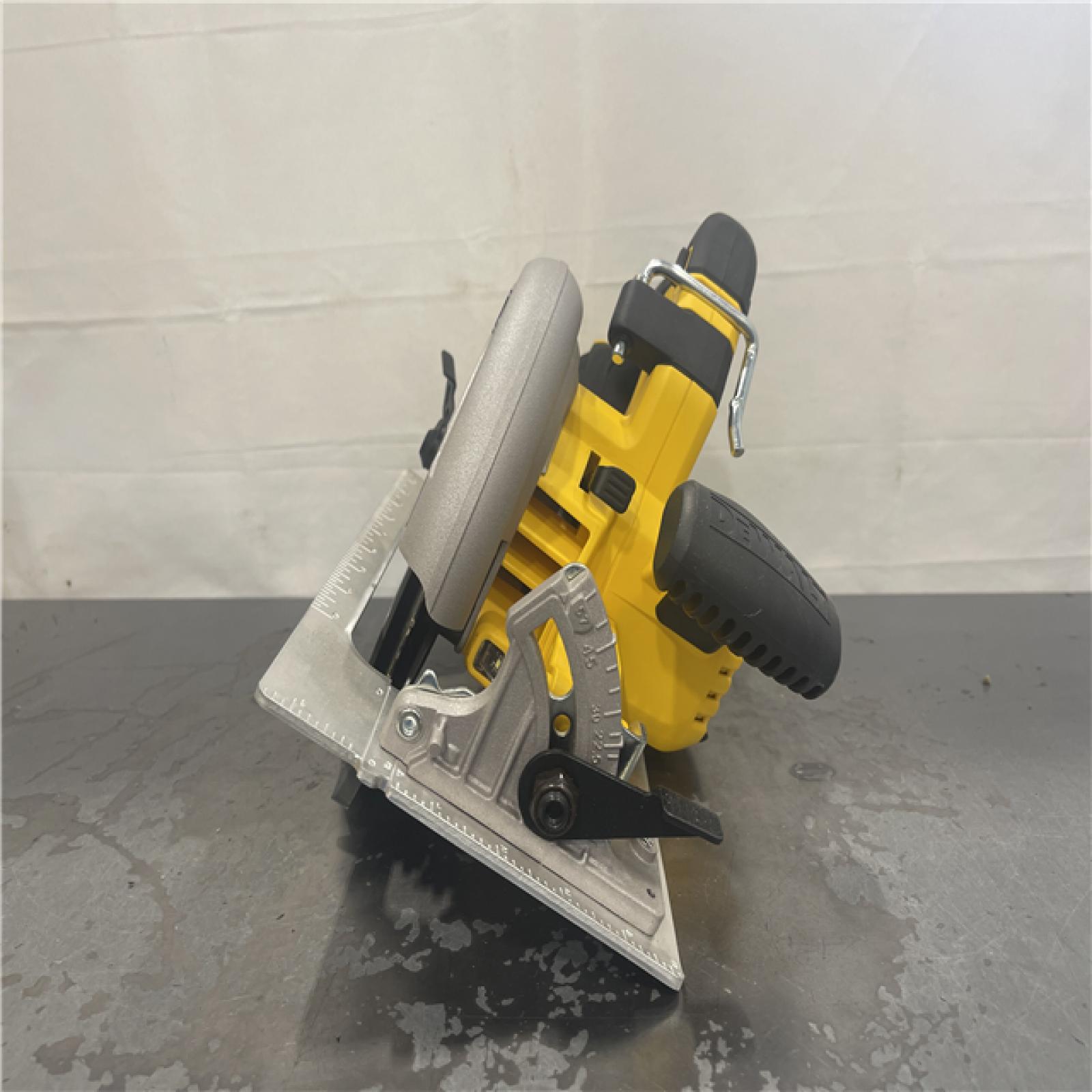 AS-IS- DEWALT 20-Volt MAX 7-1/4 in. Cordless Circular Saw (Tool Only)