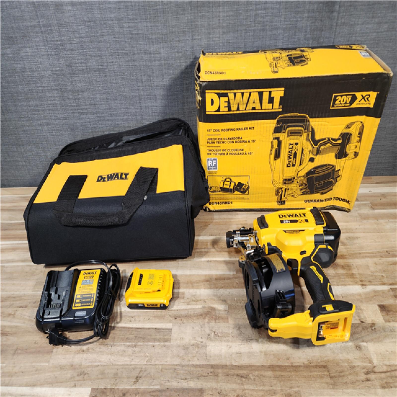 HOUSTON LOCATION - AS-IS (APPEARS LIKE NEW) DEWALT 20V MAX Lithium-Ion 15-Degree Electric Cordless Roofing Nailer Kit