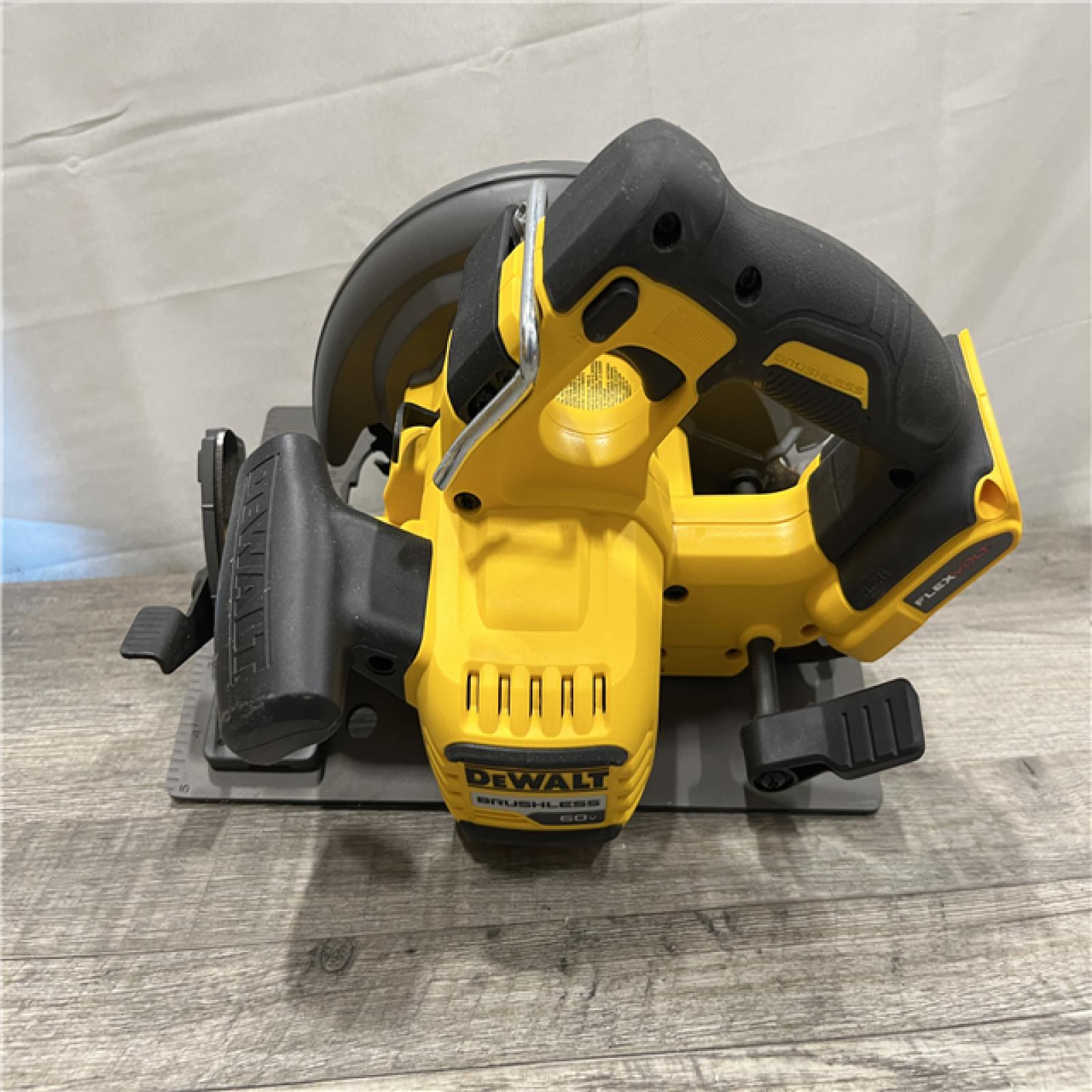 AS-IS DEWALT FLEXVOLT 60V MAX Cordless Brushless 7-1/4 in. Sidewinder Style Circular Saw Kit