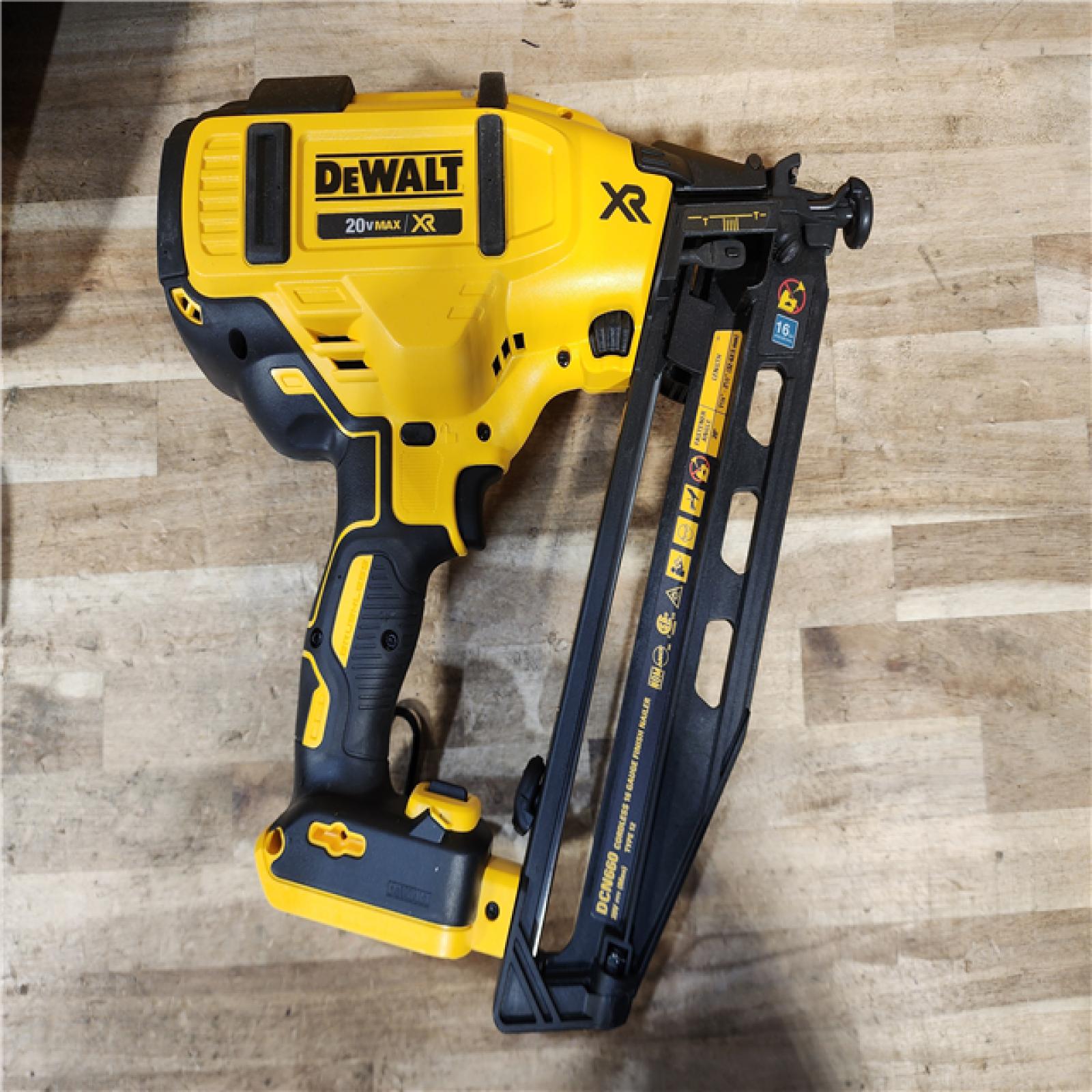 HOUSTON LOCATION - AS-IS DEWALT 20V MAX XR 16-Gauge Electric Cordless Angled Finishing Nailer Kit