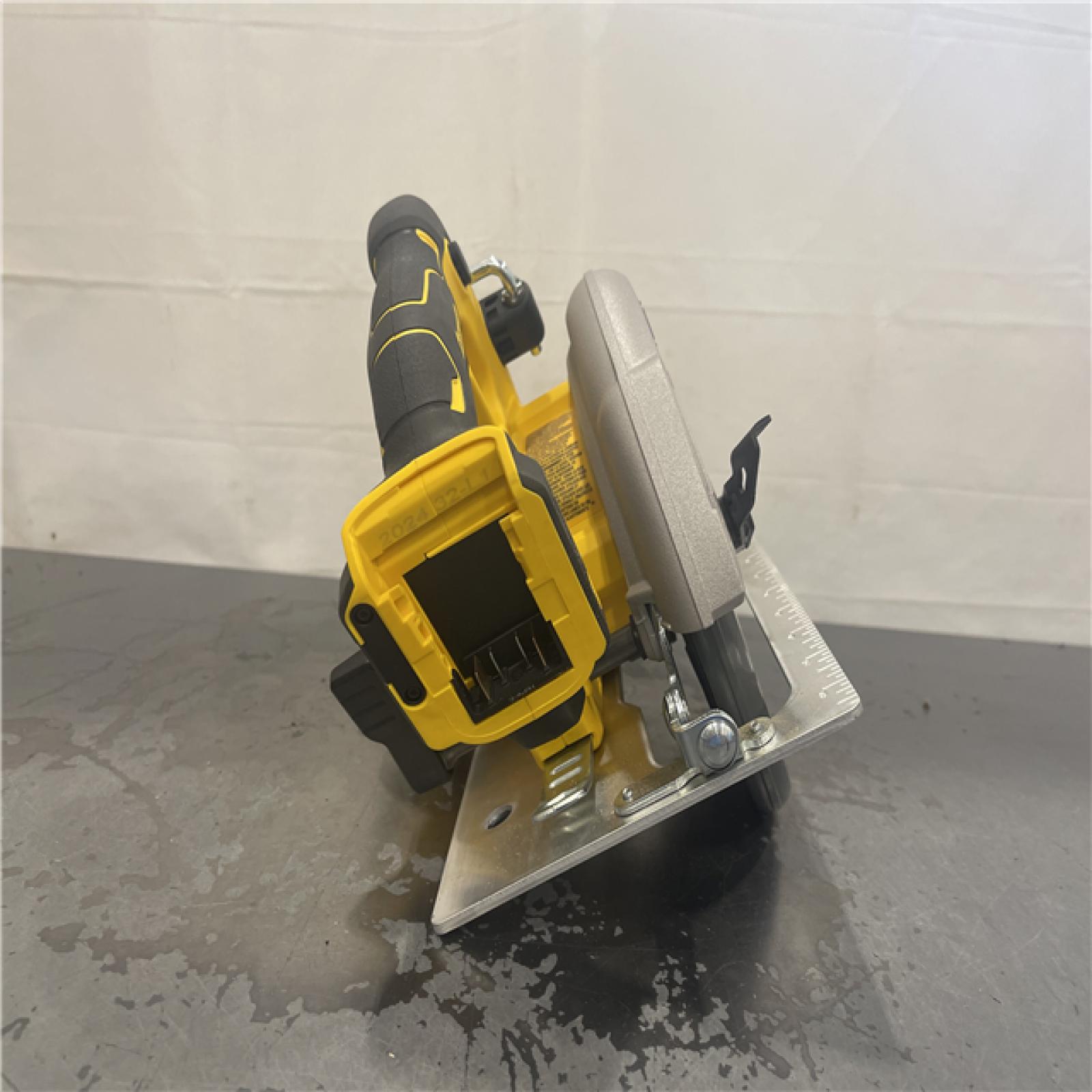 AS-IS- DEWALT 20-Volt MAX 7-1/4 in. Cordless Circular Saw (Tool Only)