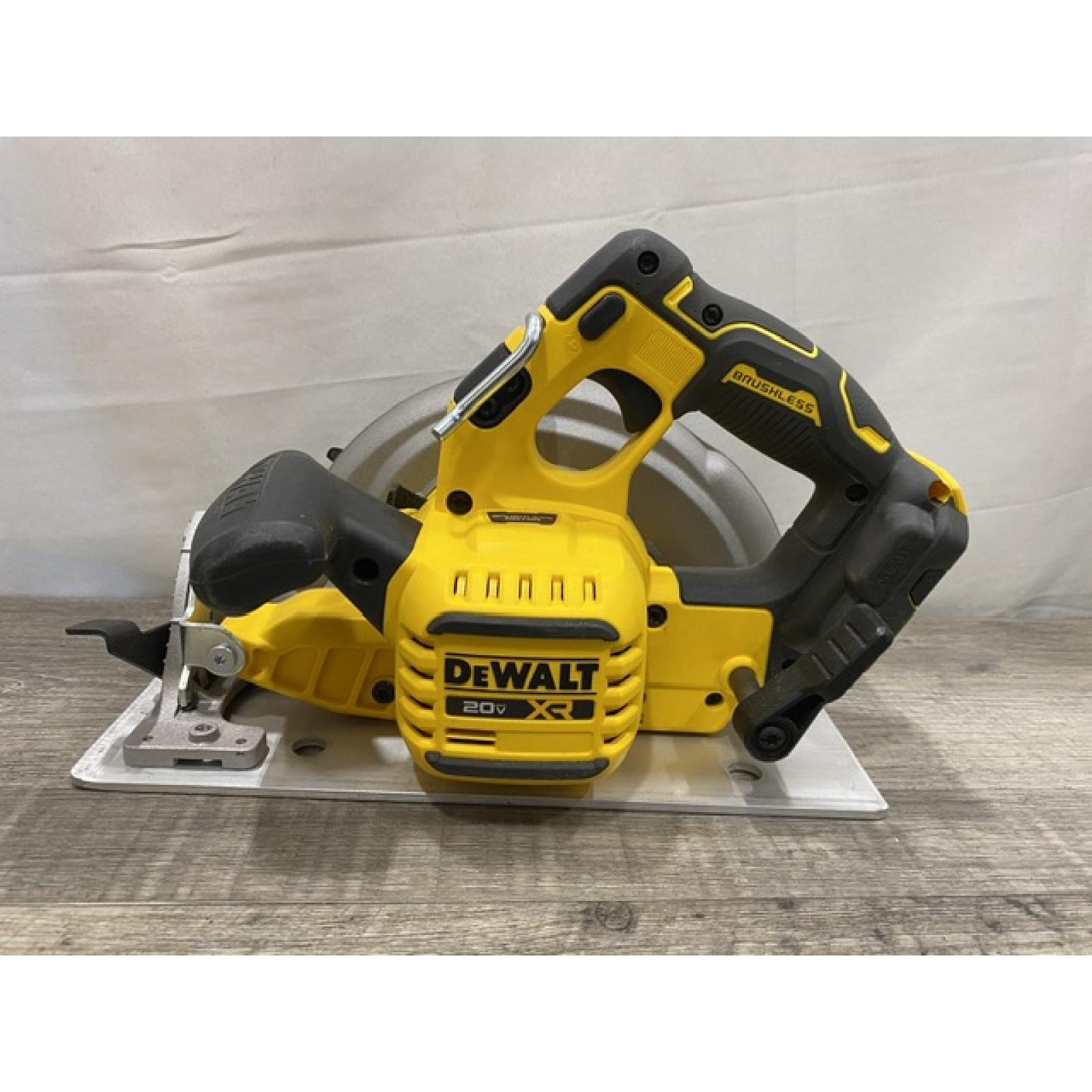 AS-IS DEWALT 20-Volt MAX 7-1/4 in. Cordless Circular Saw (Tool Only)
