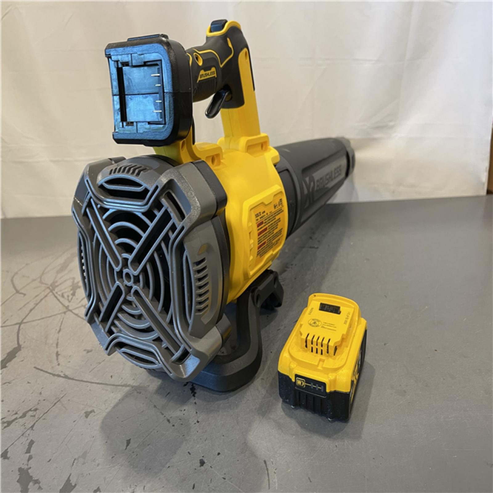AS-IS - DeWalt 20V MAX 125 MPH 450 CFM Brushless Cordless Battery Powered Blower Kit
