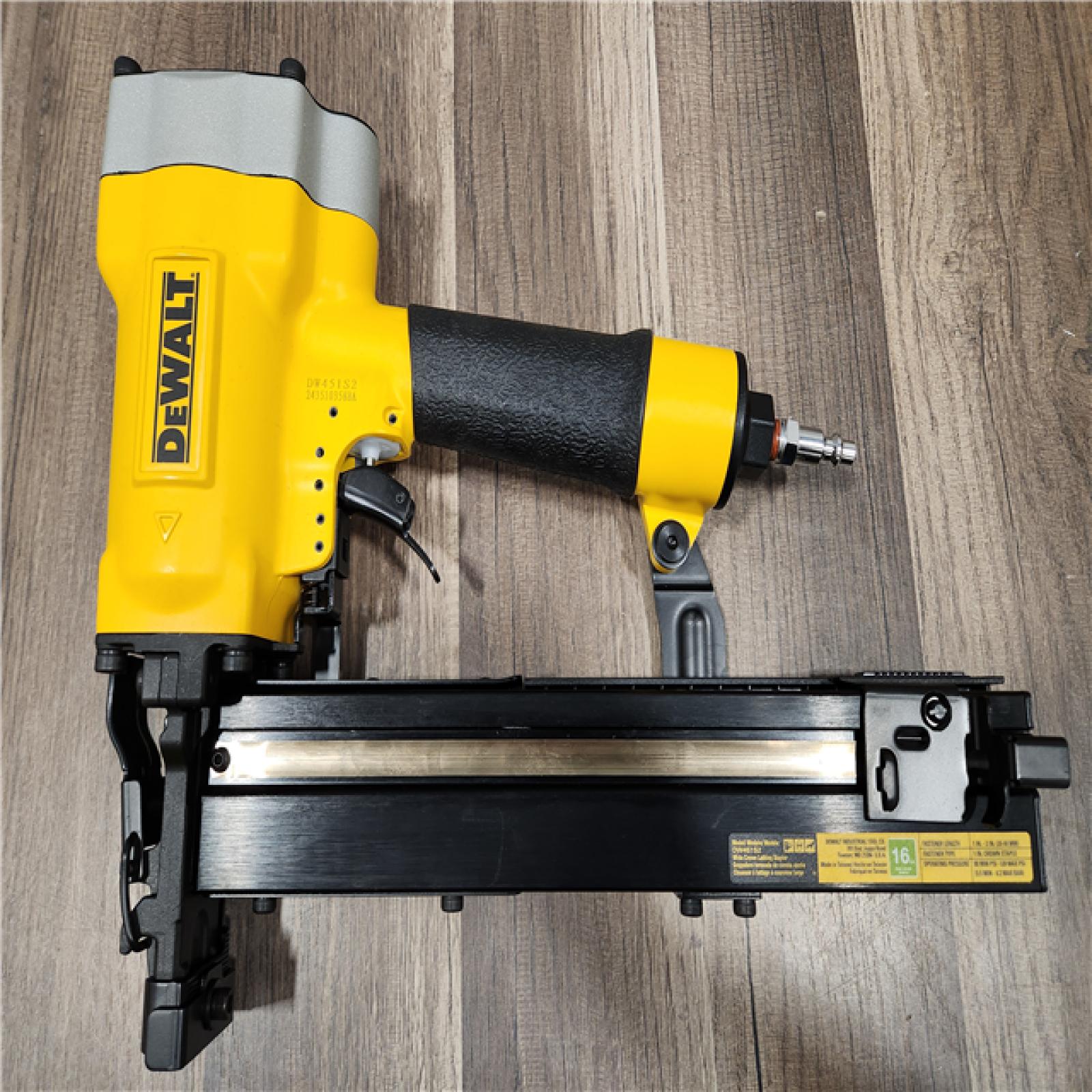 LIKE NEW! - DeWalt 16 Gauge 1 Crown 2 Lathing Stapler