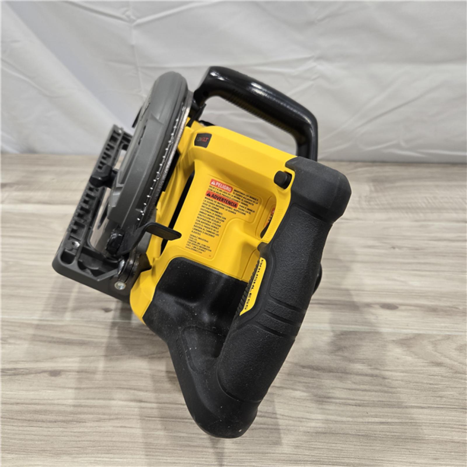 LIKE NEW! - DEWALT 60V FLEXVOLT MAX Lithium-Ion 7-1/4 Brushless Cordless Wormdrive Style Circular Saw Kit 9.0 Ah