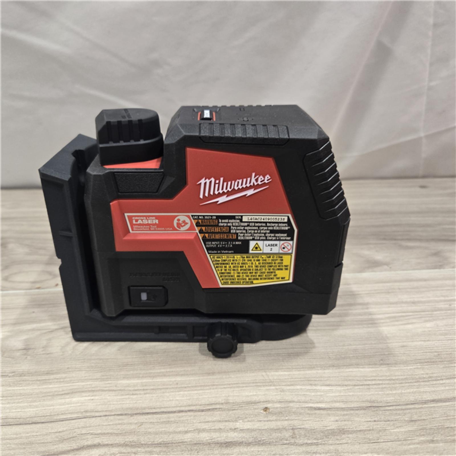 AS-IS MILWAUKEE 100 Ft. REDLITHIUM USB Green Rechargeable Cross Line Laser Level Kit