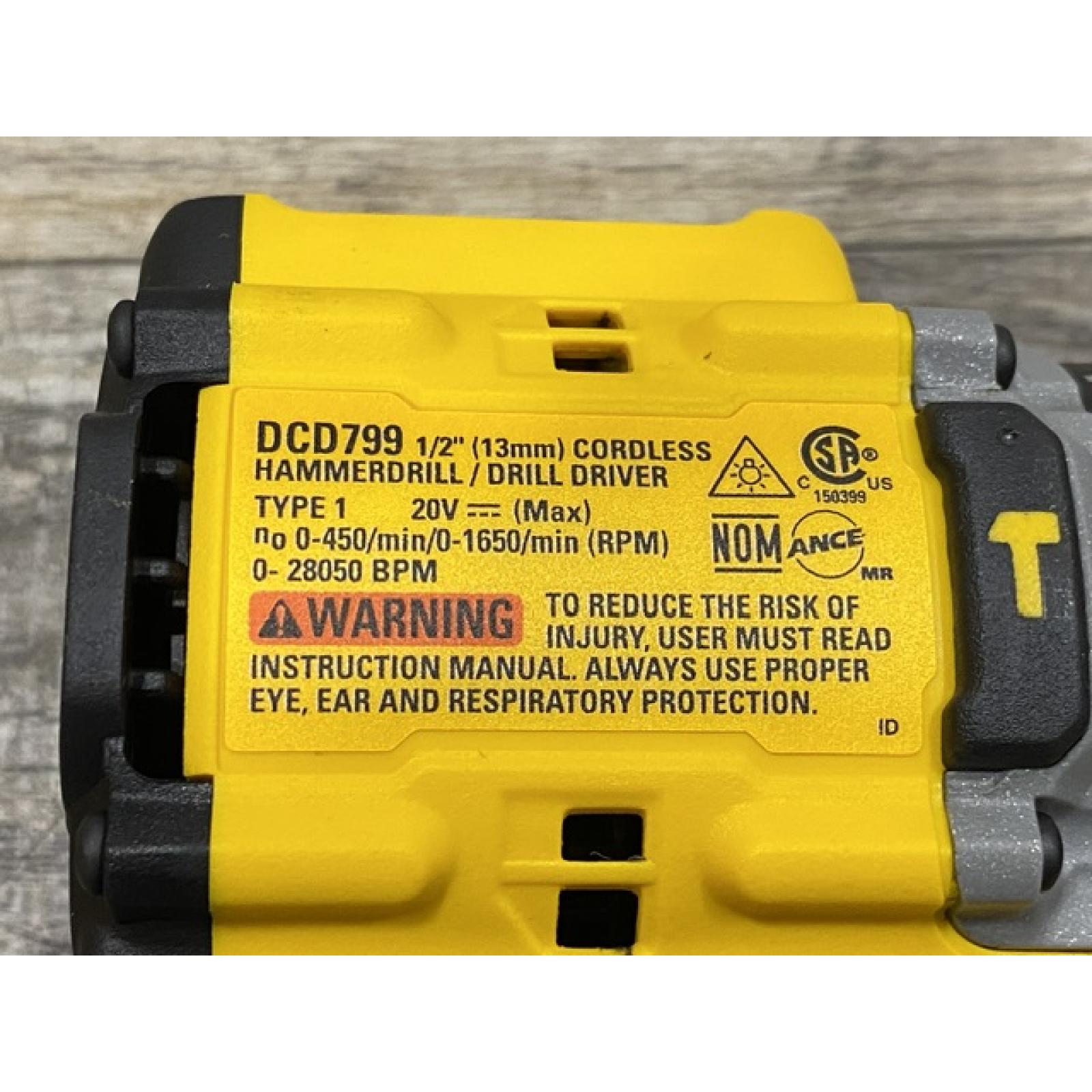 LIKE NEW - DEWALT ATOMIC 20V Cordless 1/2 in. Compact Hammer Drill Kit