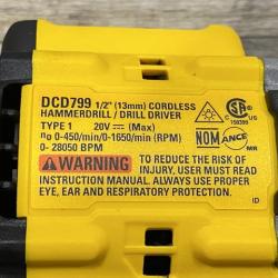 LIKE NEW - DEWALT ATOMIC 20V Cordless 1/2 in. Compact Hammer Drill Kit