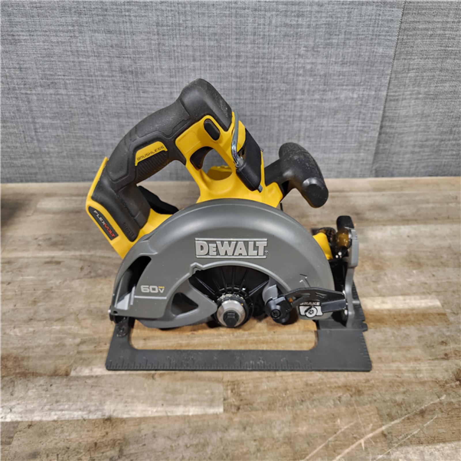 HOUSTON LOCATION - AS-IS DEWALT FLEXVOLT 60V MAX Cordless Brushless 7-1/4 in. Circular Saw with Brake (Tool Only)