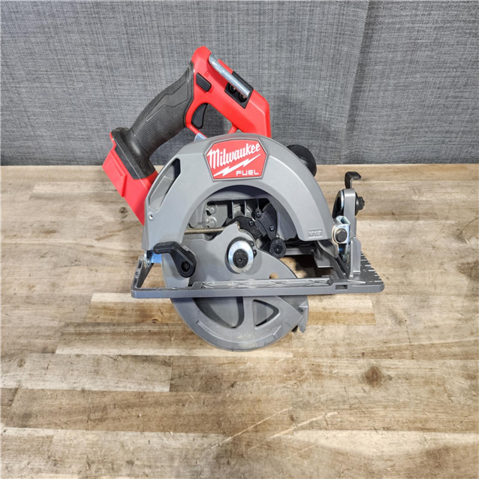HOUSTON LOCATION - AS-IS Milwaukee M18 FUEL 7-1/4 Inch Circular Saw (Bare Tool)
