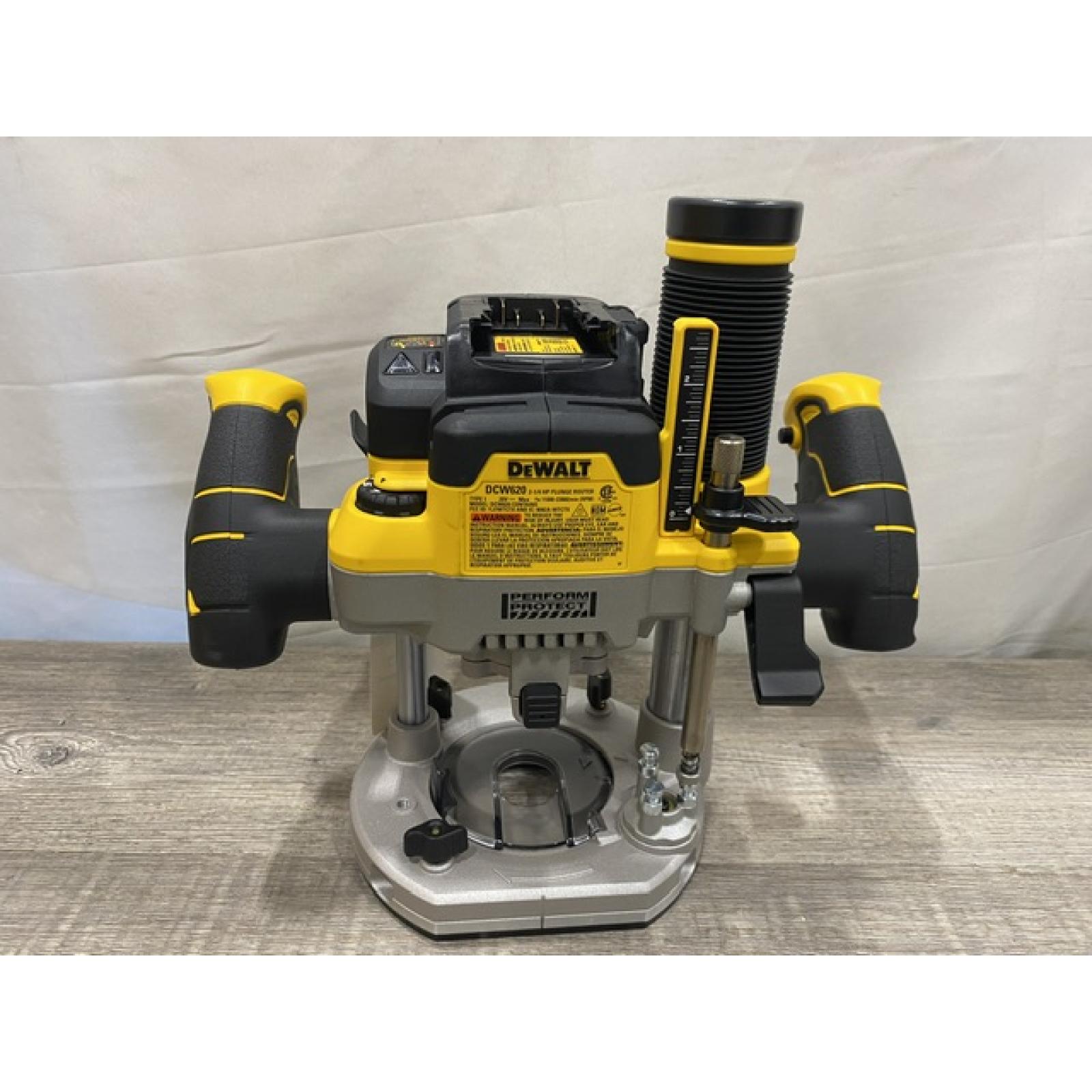 LIKE NEW - DEWALT 20V MAX XR 2-1/4 Peak HP Brushless Cordless Plunge Router (Tool Only)