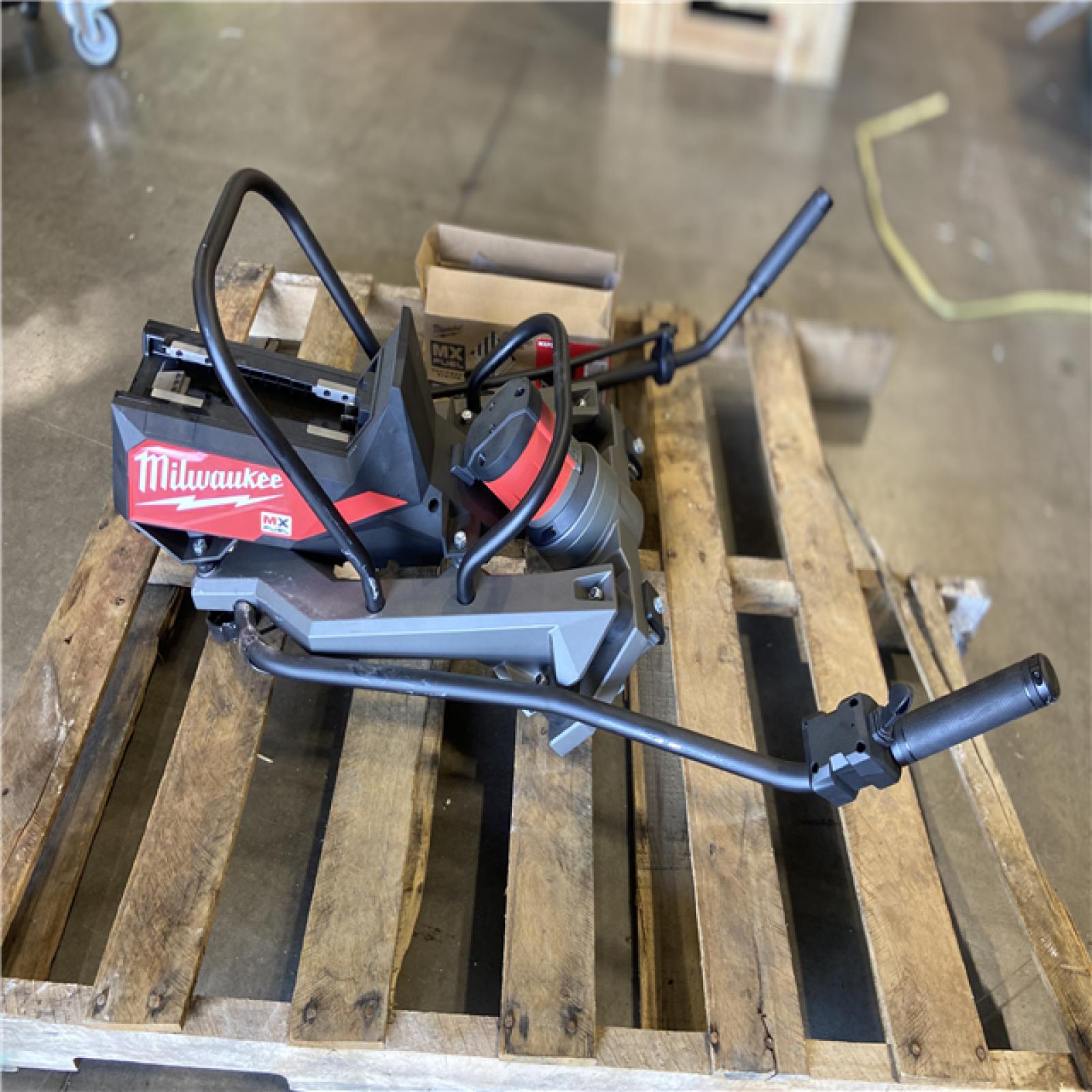 DALLAS LOCATION - Milwaukee MX FUEL Lithium-Ion Cordless Vibratory Screed WITH 3.0AH BATTERY