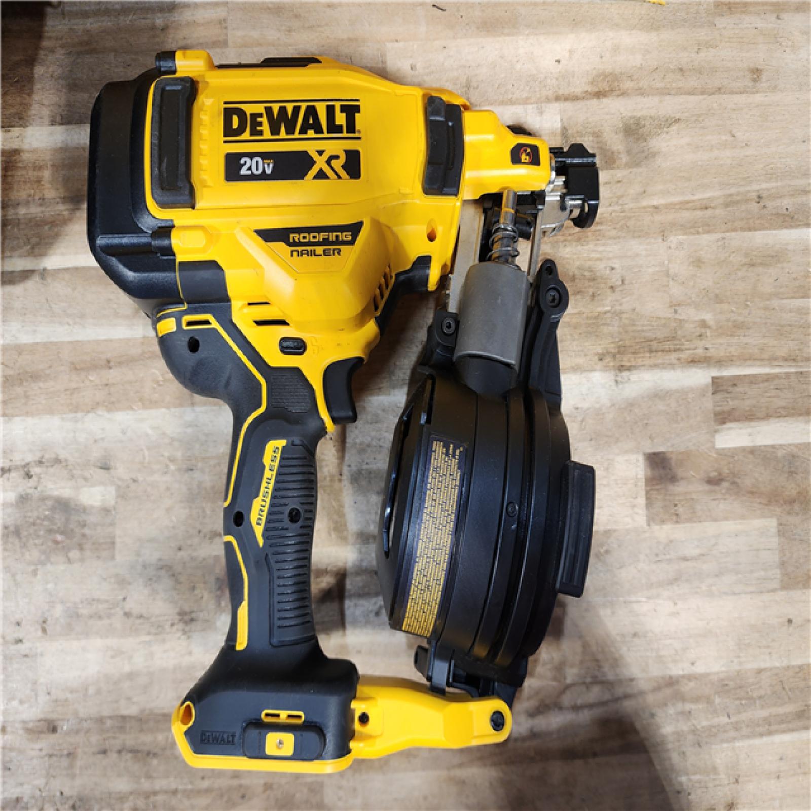 HOUSTON LOCATION - AS-IS DEWALT 20V MAX Lithium-Ion 15-Degree Electric Cordless Roofing Nailer Kit