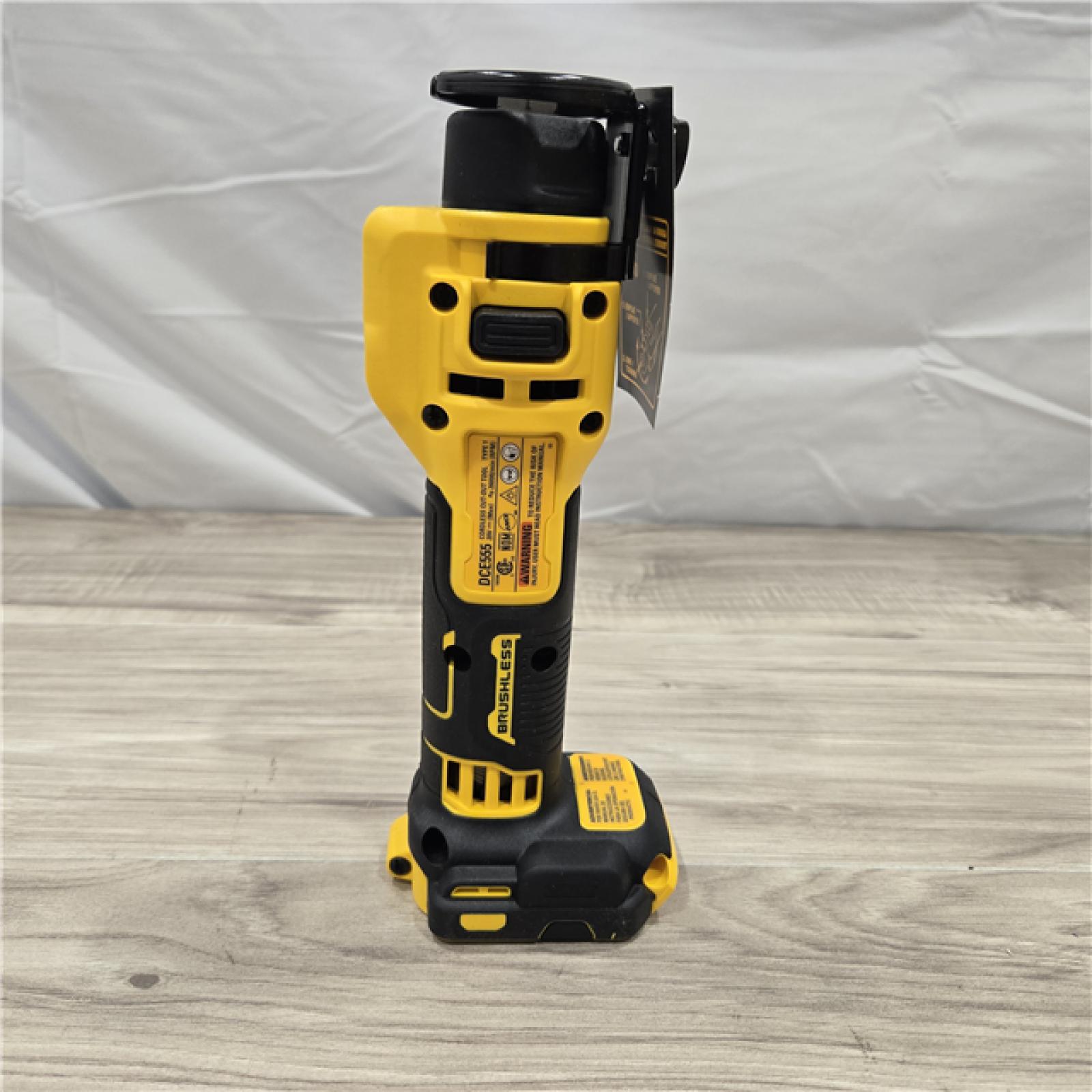 LIKE NEW! - DEWALT 20V MAX Cordless Cut Out Tool (Tool-Only)