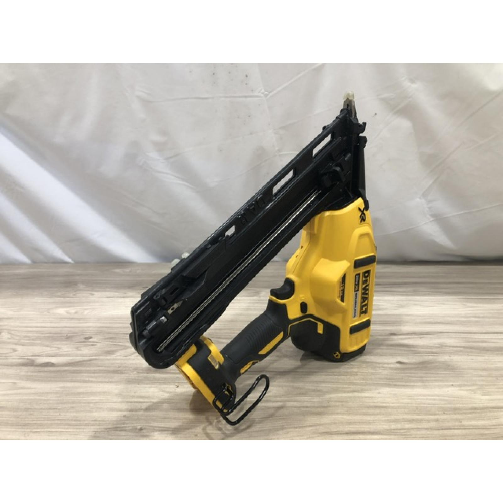 AS-IS DeWalt 15 GA ANGLED FINISH NAILER KIT