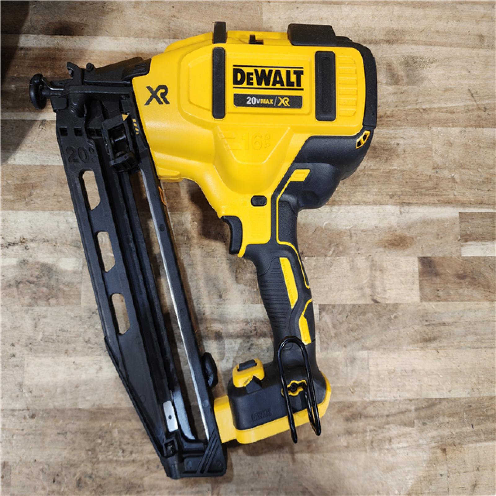 HOUSTON LOCATION - AS-IS DEWALT 20V MAX XR 16-Gauge Electric Cordless Angled Finishing Nailer Kit