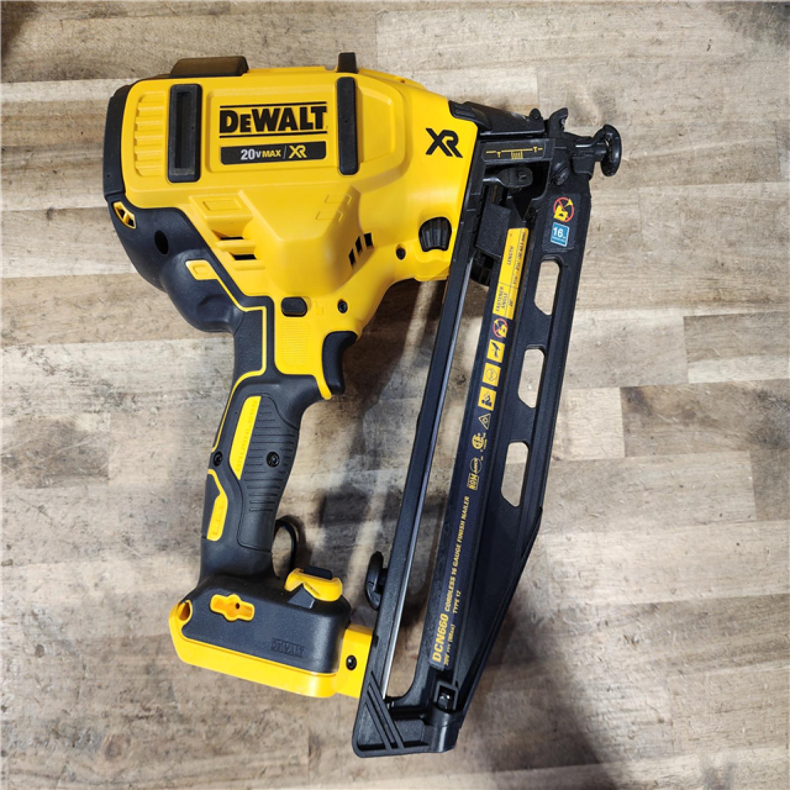 HOUSTON LOCATION - AS-IS DEWALT 20V MAX XR 16-Gauge Electric Cordless Angled Finishing Nailer Kit