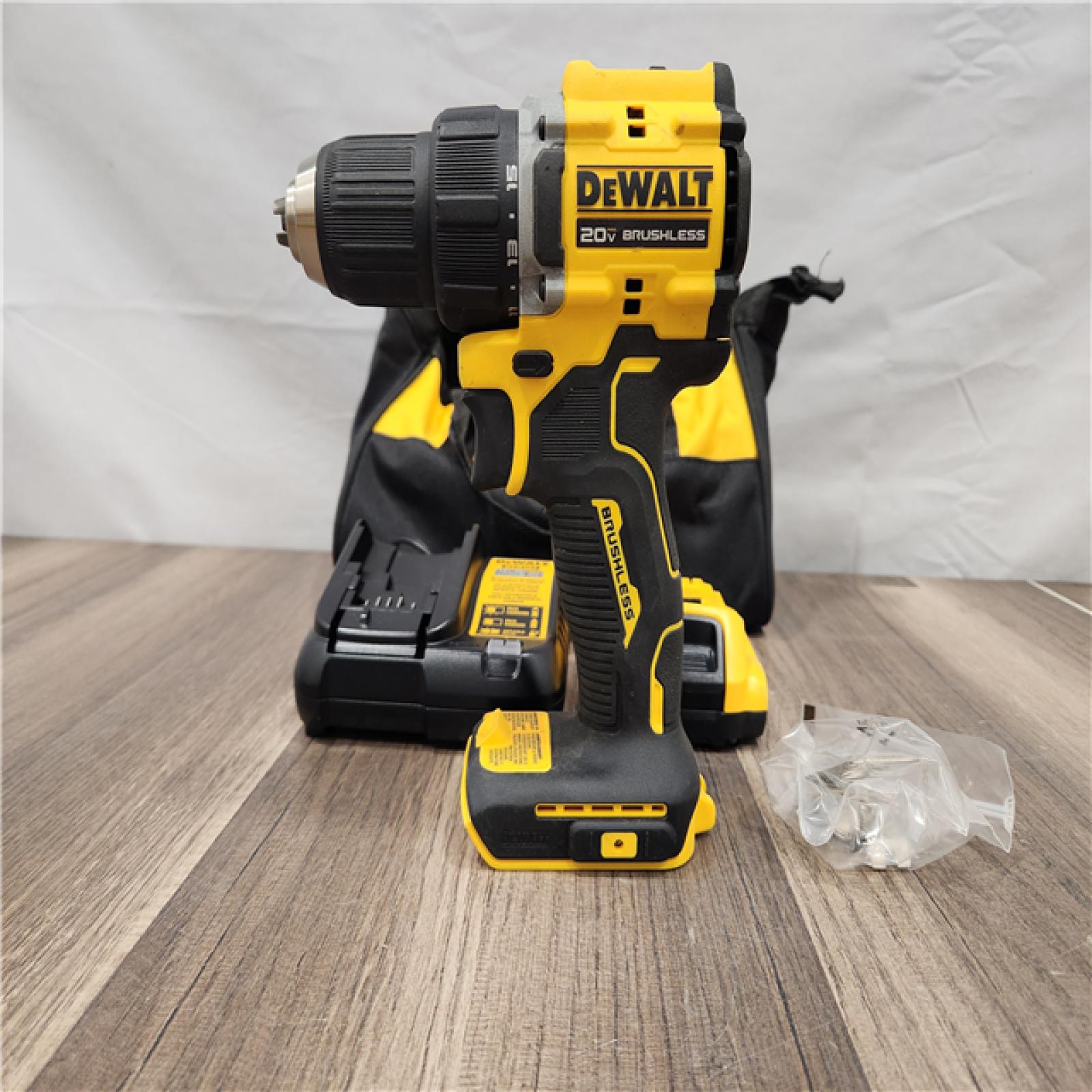 LIKE NEW ! - DEWALT 20V  Cordless.5 in Drill Driver  2 Ah