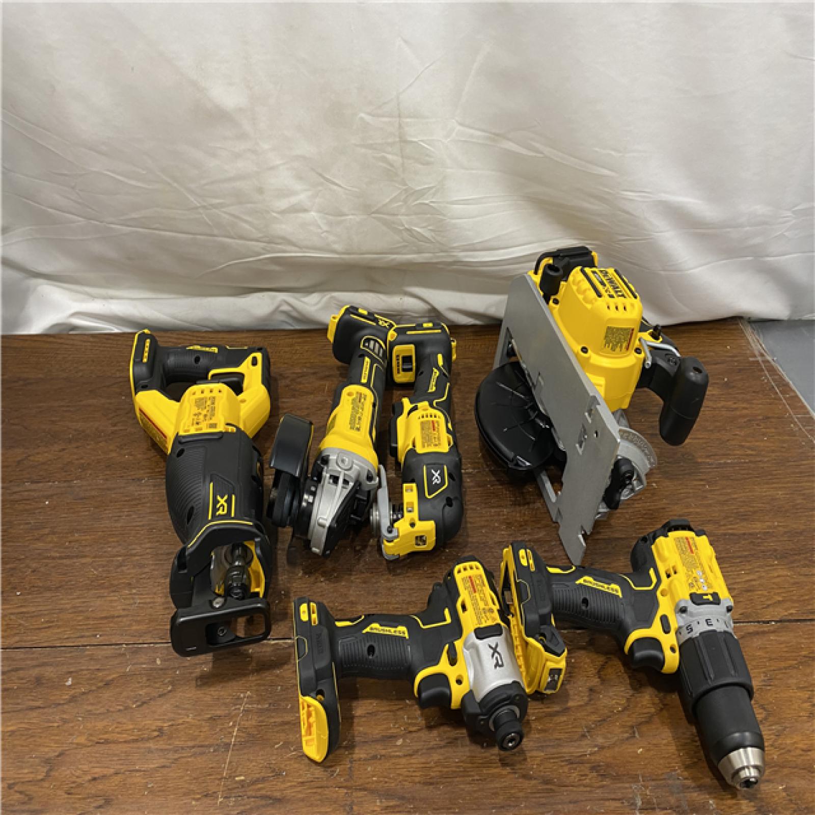 AS-IS  20-Volt XR Lithium-Ion 6-Tool Cordless Combo Kit with (2) 5.0 Ah Battery Packs and Charger
