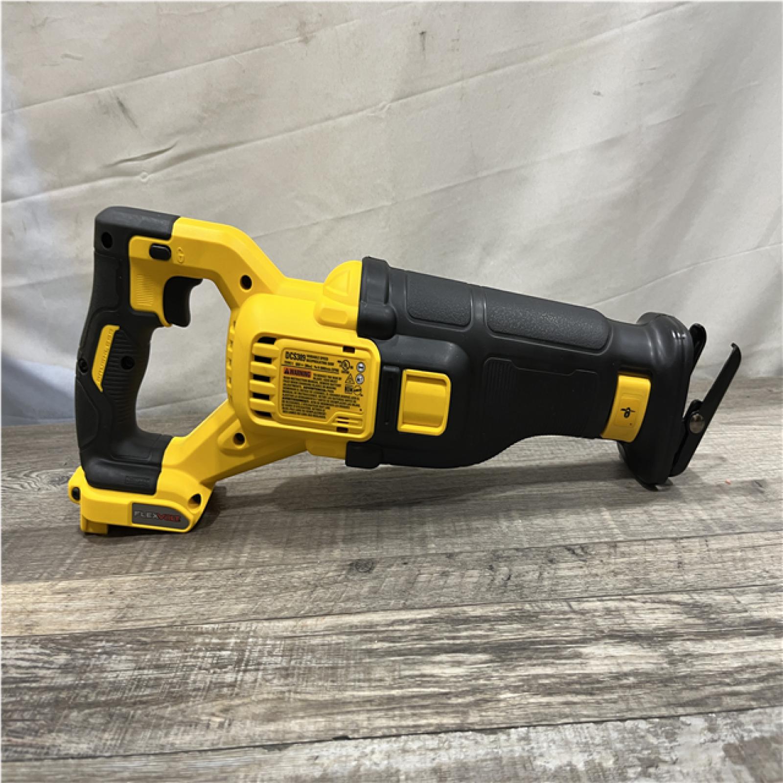 AS-IS DEWALT FLEXVOLT 60-Volt MAX Cordless Brushless Reciprocating Saw Kit