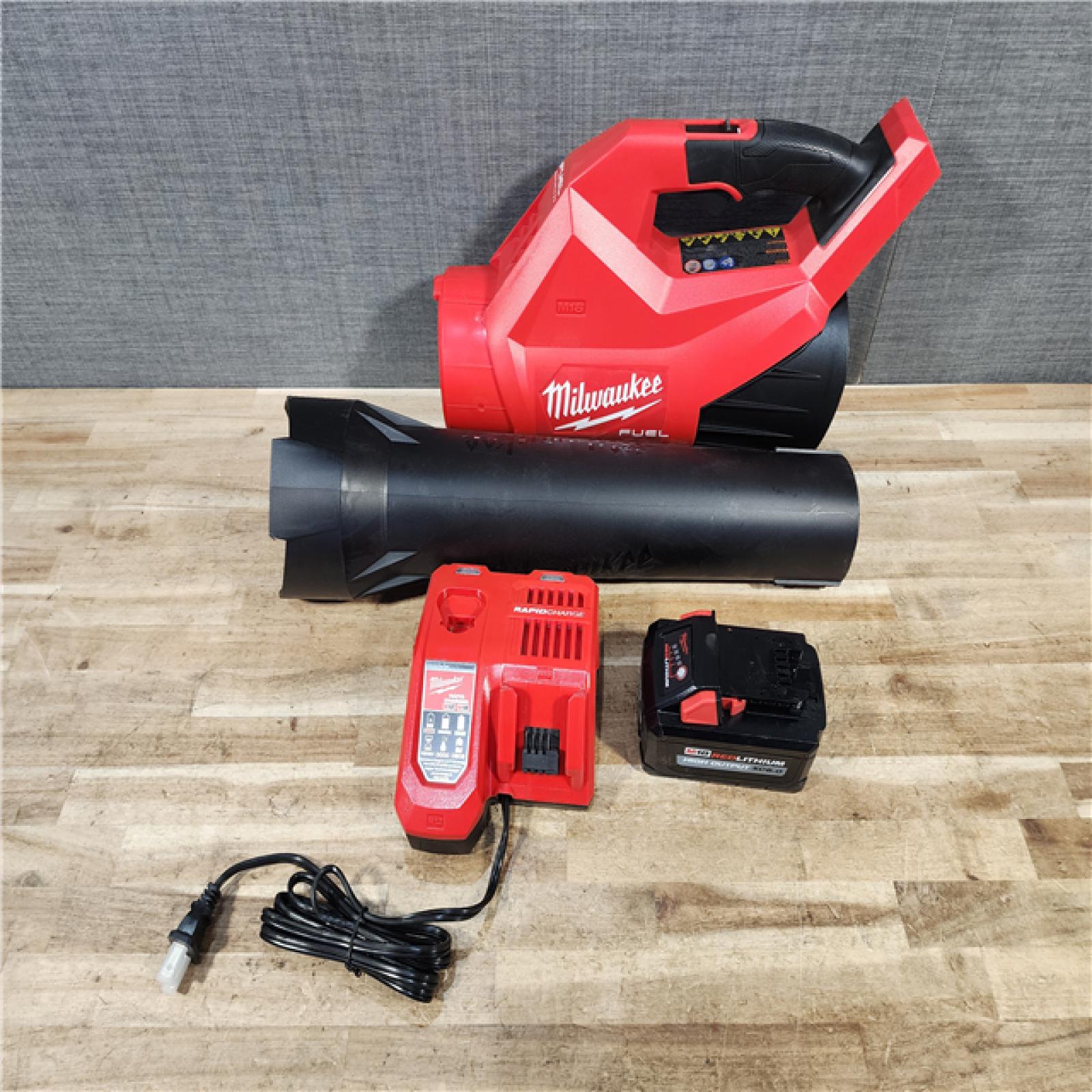 HOUSTON LOCATION - AS - IS Milwaukee FUEL 120 MPH 500 CFM 18V Lithium-Ion Brushless Cordless Handheld Blower W/ BATTERY & CHARGER