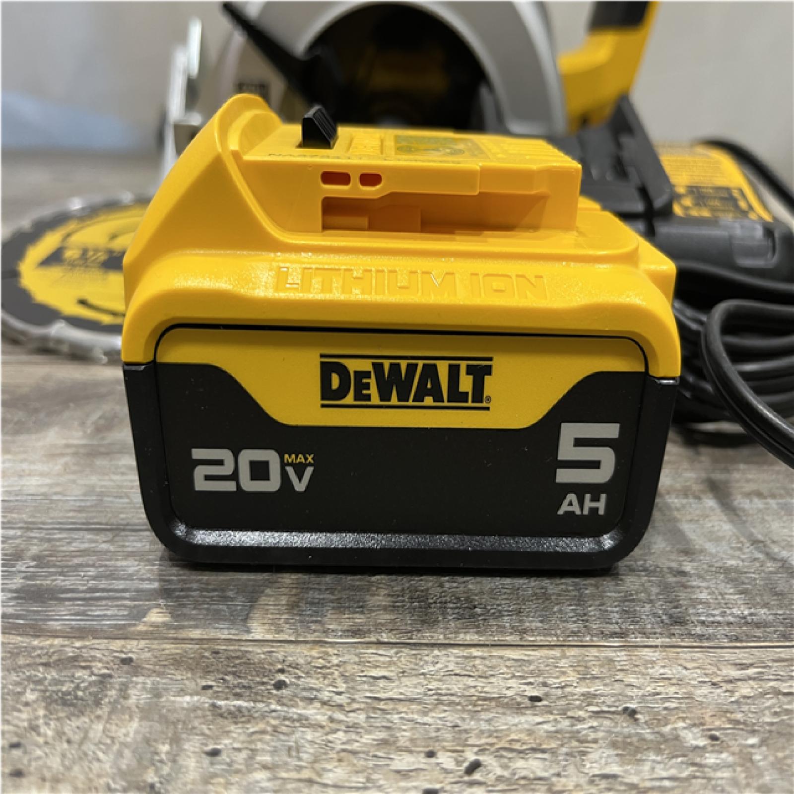 AS-IS DEWALT 20V MAX Cordless 6-1/2 in. Circular Saw Kit