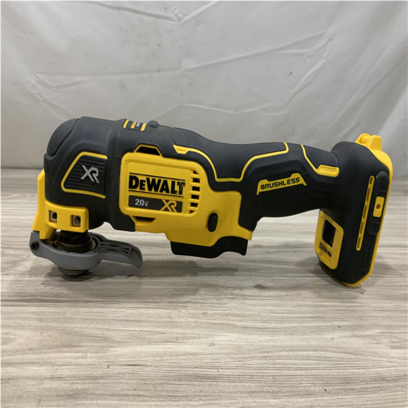 AS-IS DEWALT Brushless 3-Speed Oscillating Multi-Tool Kit 20V MAX