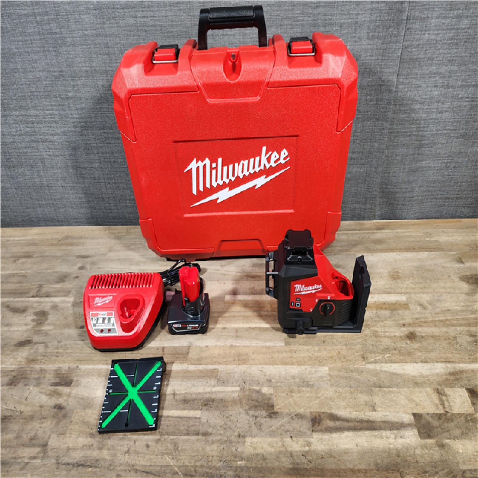 HOUSTON LOCATION - AS-IS (APPEARS LIKE NEW) Milwaukee-3632-21 M12 Green Beam Laser 360° 3-Plane Kit