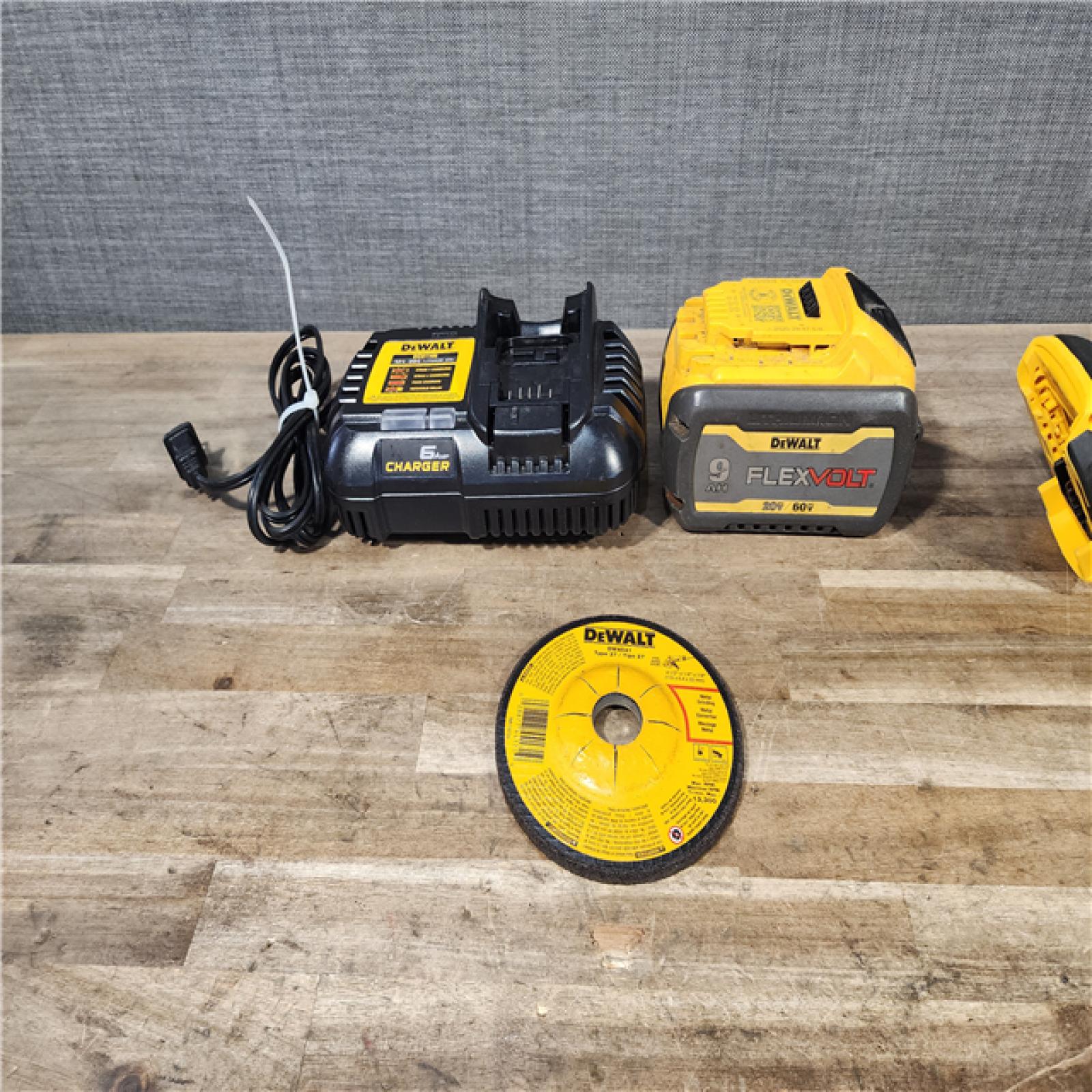 HOUSTON LOCATION - AS-IS DeWalt FLEXVOLT 60V Cordless 4-1/2 to 6 in. Grinder Kit (Battery & Charger)