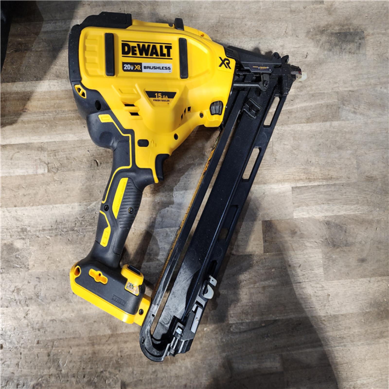 HOUSTON LOCATION - AS-IS DeWalt 15 GA ANGLED FINISH NAILER KIT W/ BATTERY & CHARGER