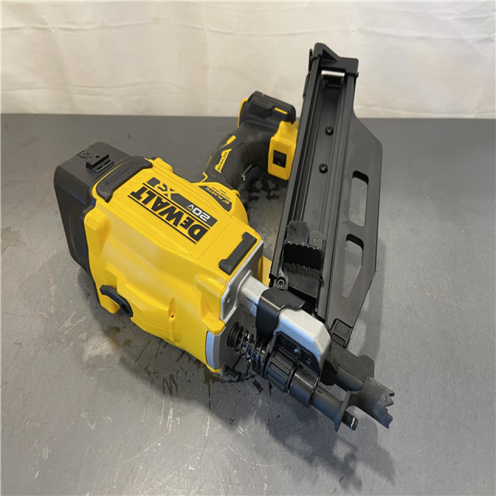 AS-IS - DEWALT 20-Volt 21° Cordless Framing Nailer