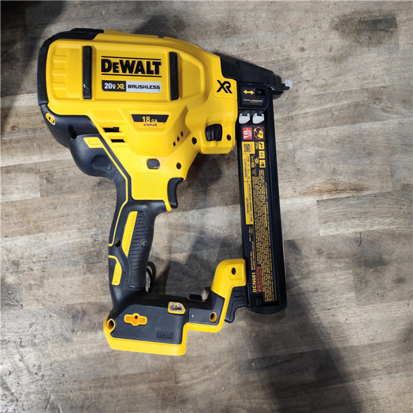 HOUSTON LOCATION - AS-IS DeWALT DCN681D1 20V MAX 18ga Cordless Brushless Narrow Crown Stapler Kit w/ BATTERY & CHARGER