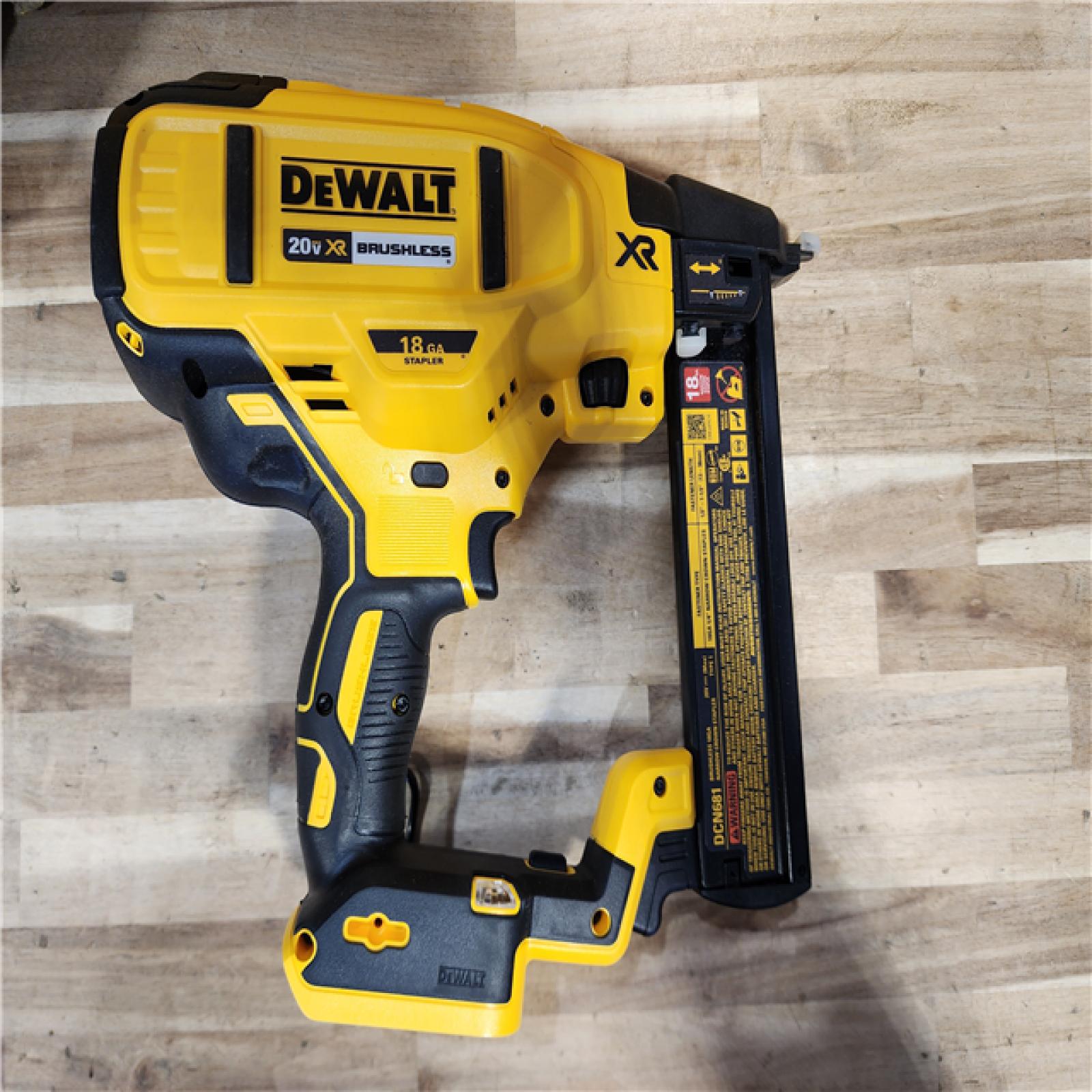 HOUSTON LOCATION - AS-IS DeWALT DCN681D1 20V MAX 18ga Cordless Brushless Narrow Crown Stapler Kit w/ BATTERY & CHARGER