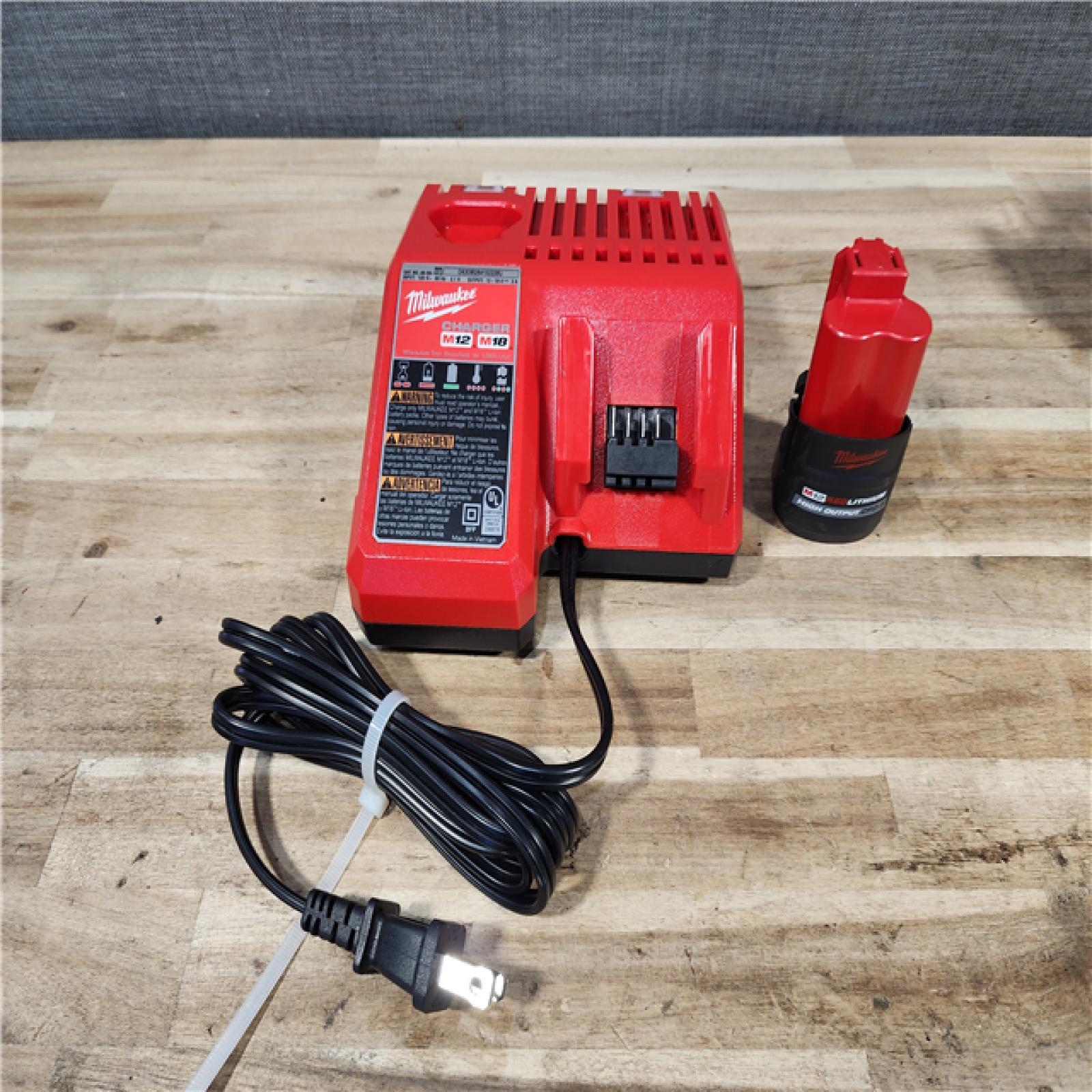 HOUSTON LOCATION - AS-IS Milwaukee 12-Volt Lithium-Ion Cordless Green 125 ft. Cross Line and Plumb Points Laser Level Kit