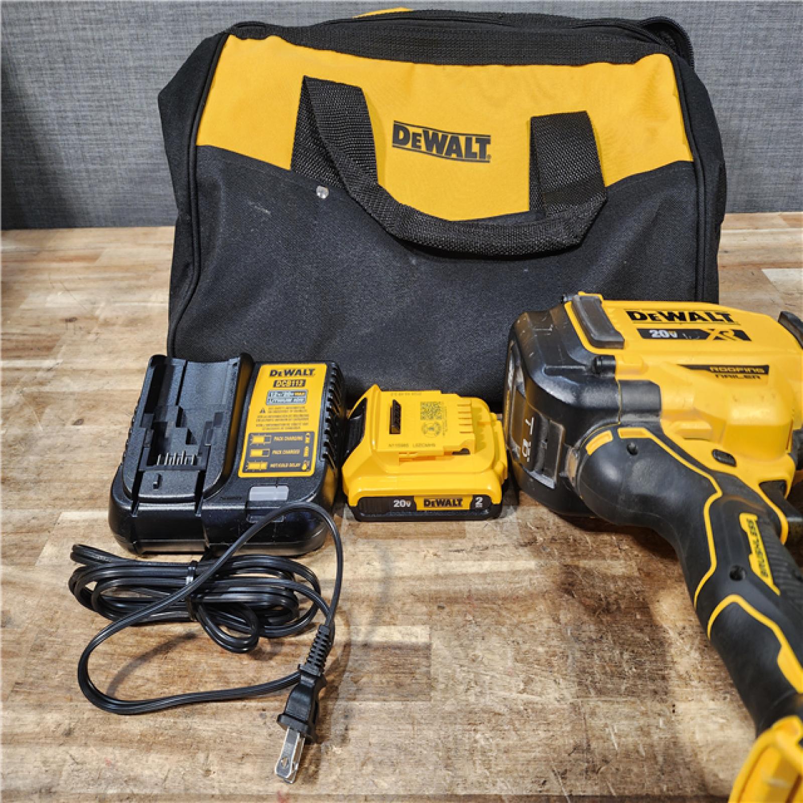 HOUSTON LOCATION - AS - IS DEWALT 20V MAX Lithium-Ion 15-Degree Electric Cordless Roofing Nailer Kit