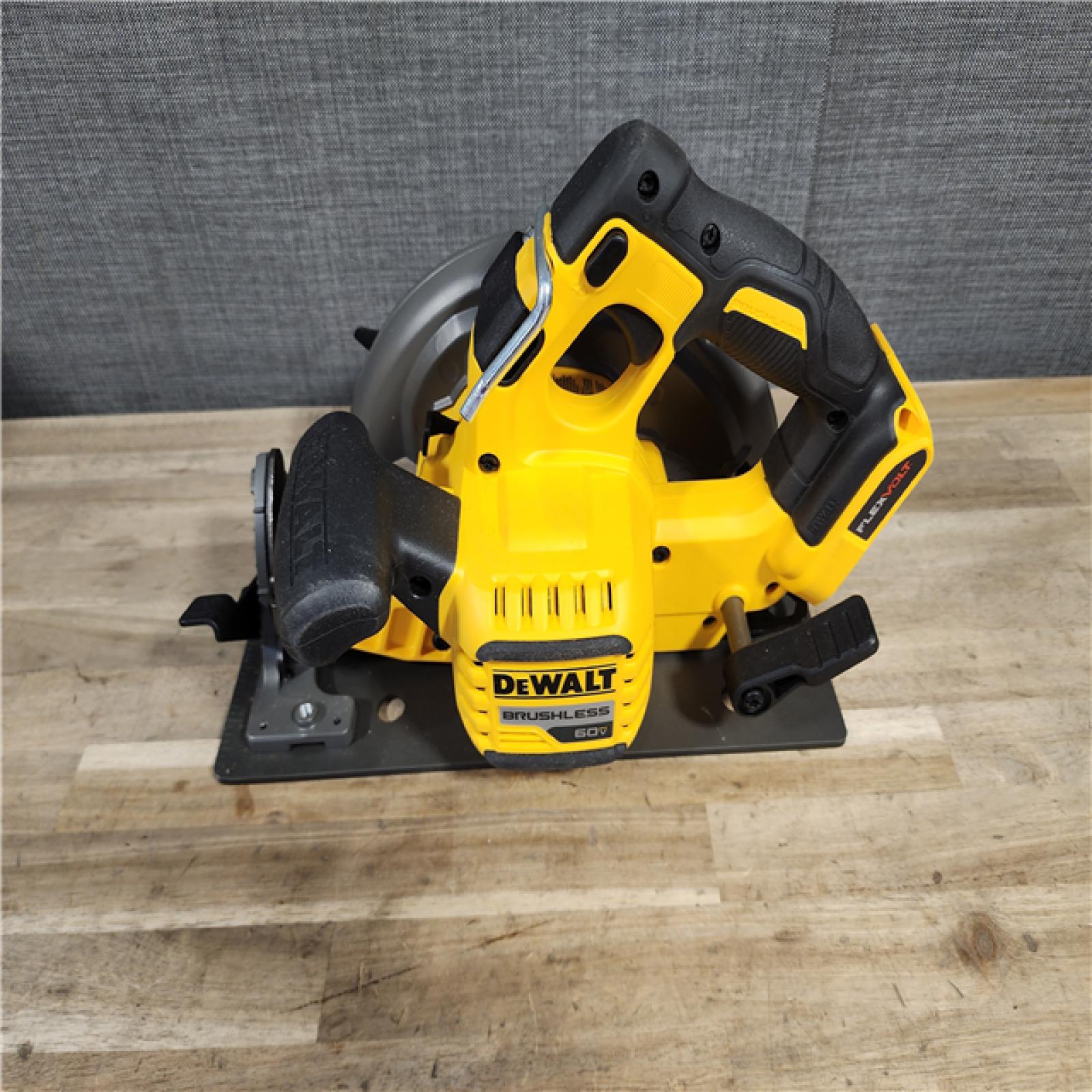 HOUSTON LOCATION - AS-IS DeWALT Flexvolt Max 7-1/4 60V Brushless Circular Saw (Tool Only)