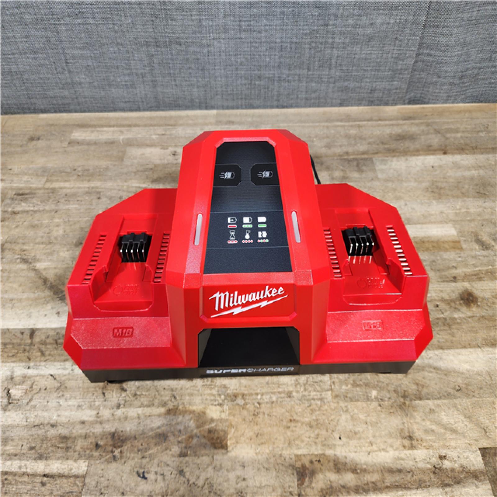 HOUSTON LOCATION - AS-IS (APPEARS LIKE NEW) Milwaukee M18 18V Dual Bay Simultaneous Super Charger
