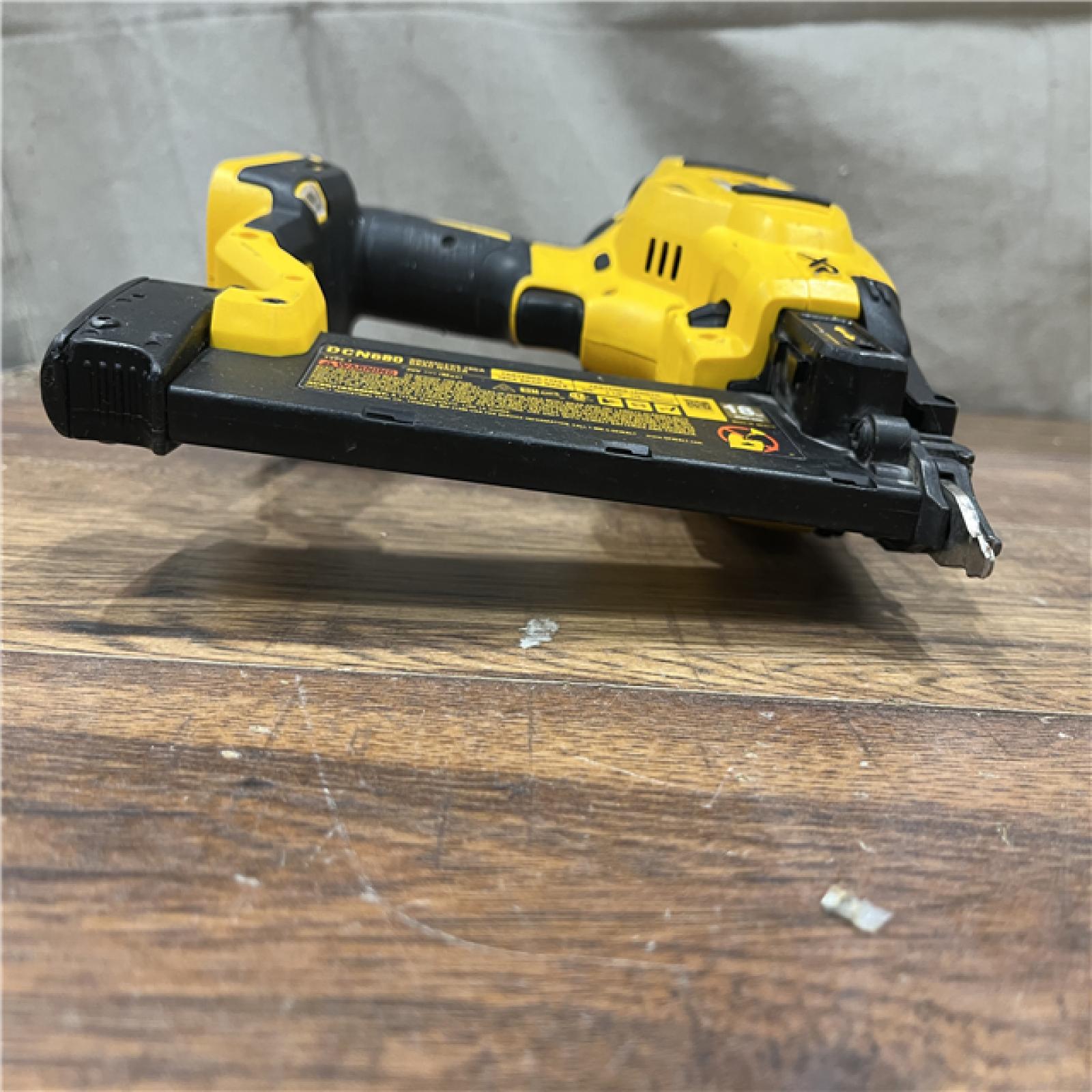 AS-IS DEWALT 20V MAX XR 18 Gauge Brad Nailer Kit