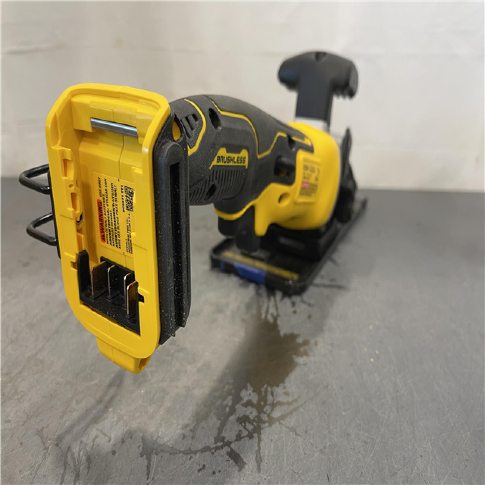 AS-IS - DEWALT ATOMIC 20V MAX Cordless Brushless 4-1/2 in. Circular Saw