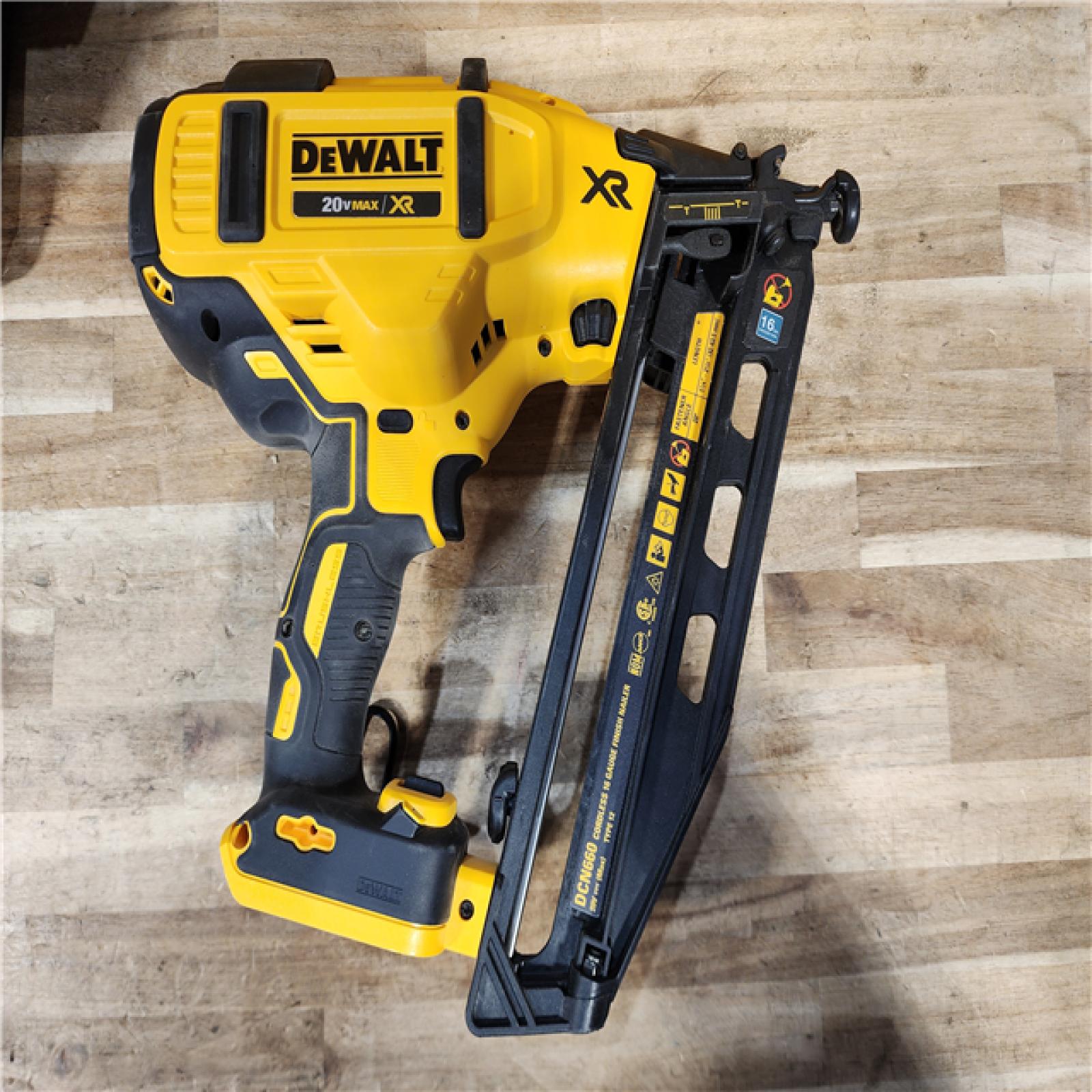 HOUSTON LOCATION - AS-IS DEWALT 20V MAX XR 16-Gauge Electric Cordless Angled Finishing Nailer Kit