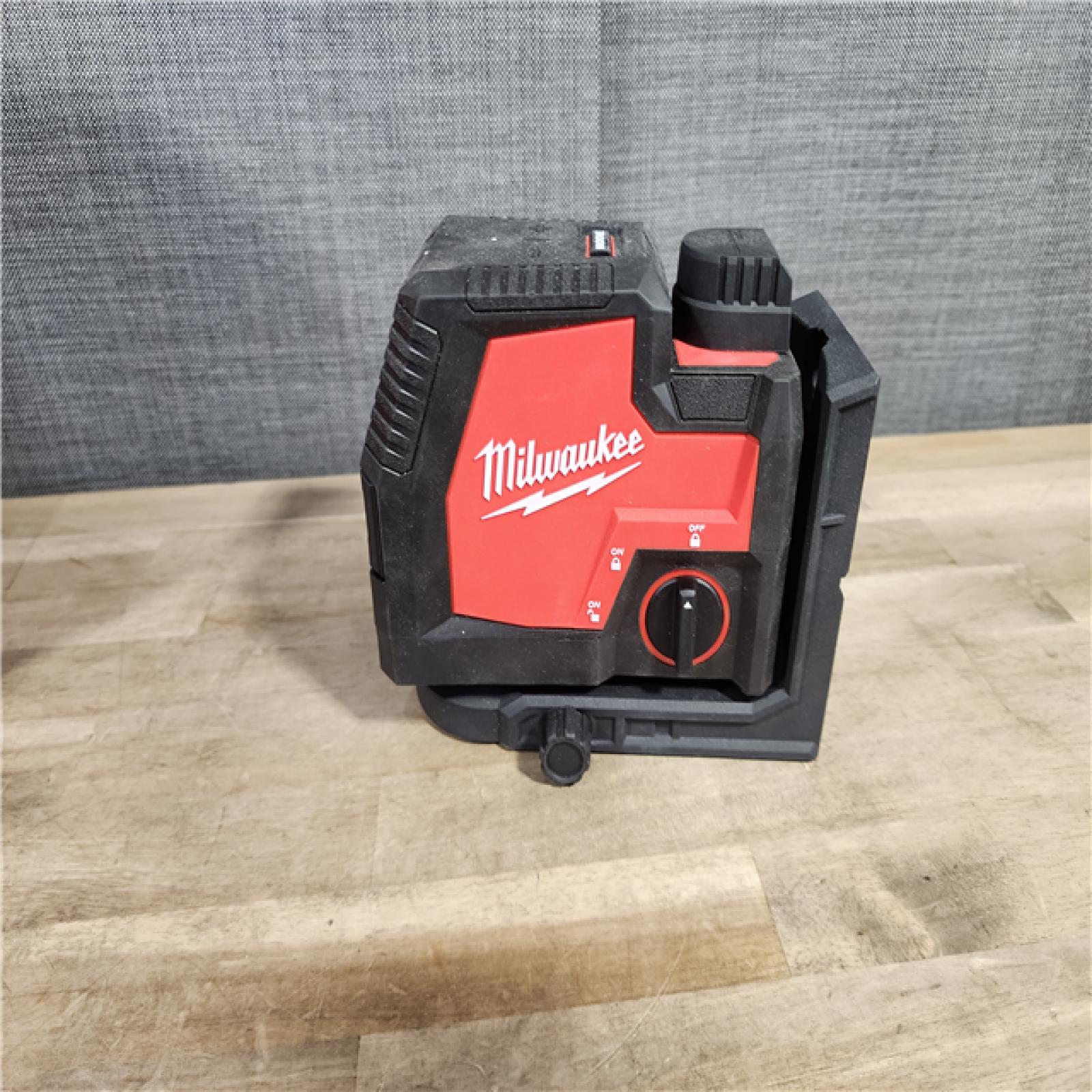 HOUSTON LOCATION - AS-IS Milwaukee 3521-21 4V Lithium-Ion Cordless USB Rechargeable Green Beam Cross Line Laser