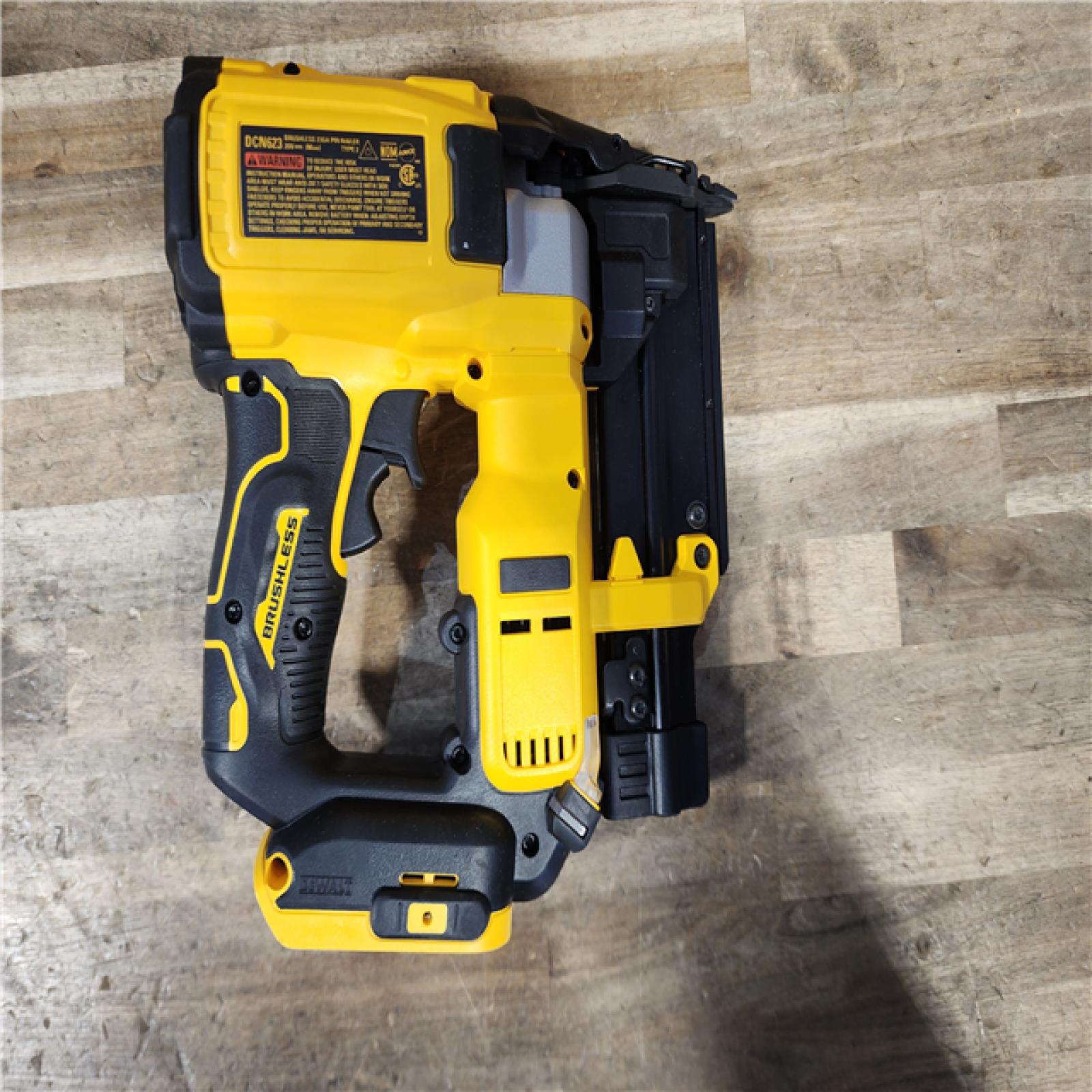 HOUSTON LOCATION - AS-IS DEWALT ATOMIC 20V MAX Lithium Ion Cordless 23 Gauge Pin Nailer Kit