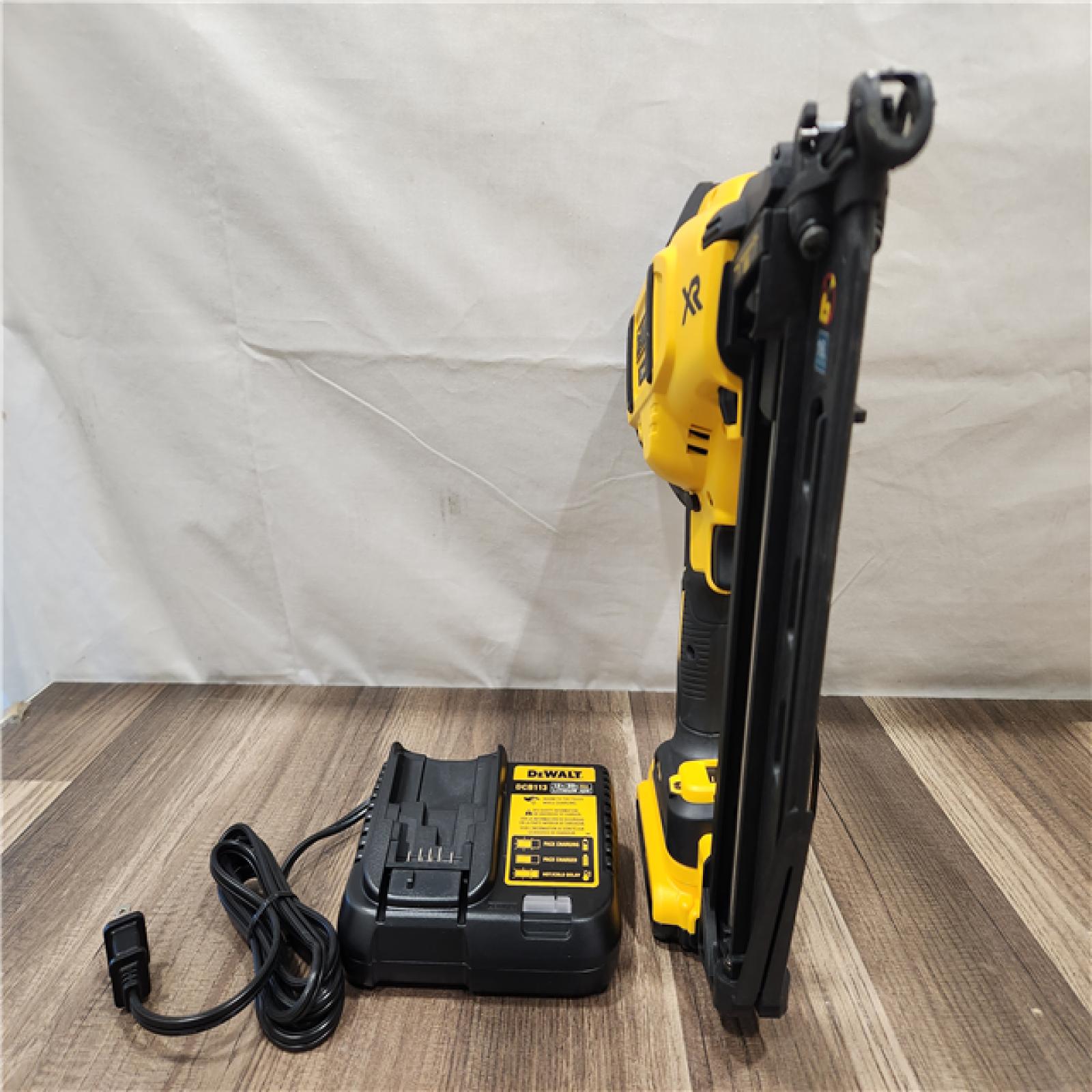 AS-SI- DeWalt 20V MAX Atomic Compact Cordless Pin Nailer Kit